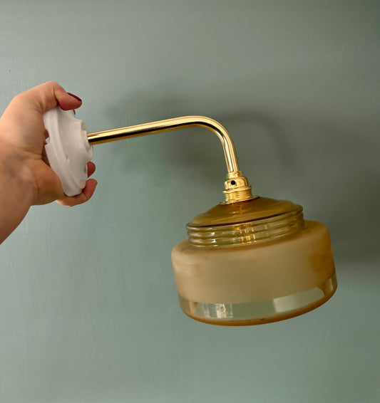 Applique coudée abat-jour vintage en verre dépoli jaune