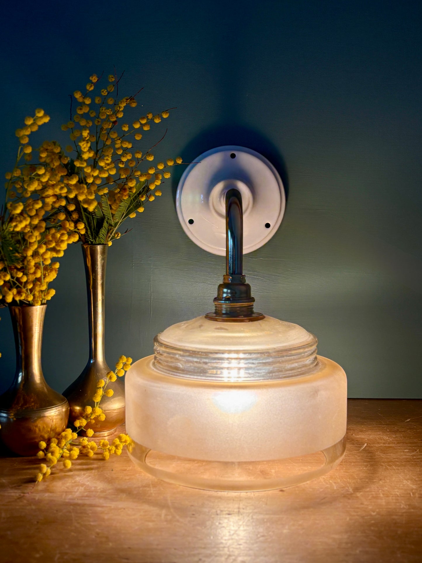 Applique coudée abat-jour vintage en verre dépoli jaune