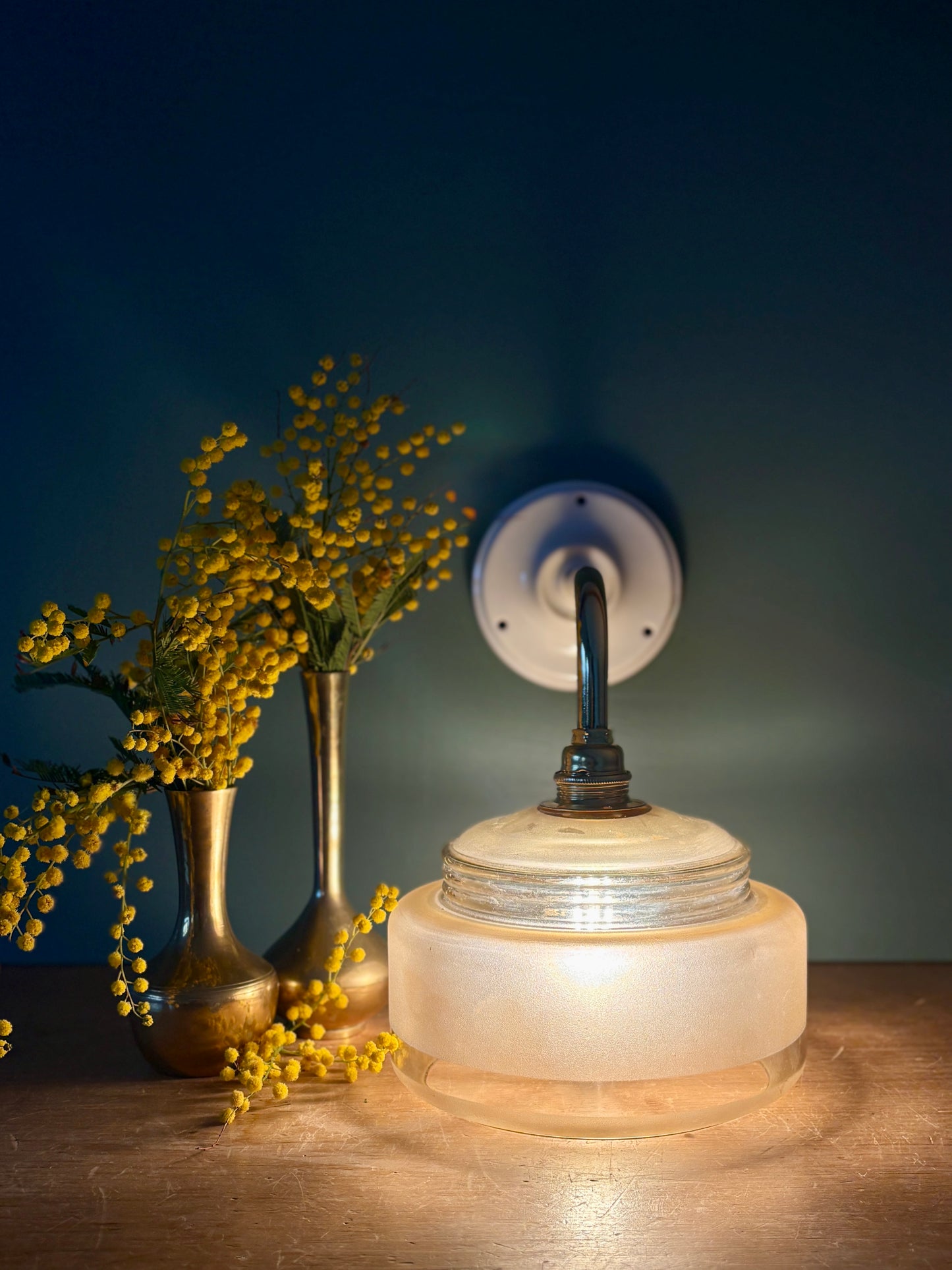 Applique coudée abat-jour vintage en verre dépoli jaune