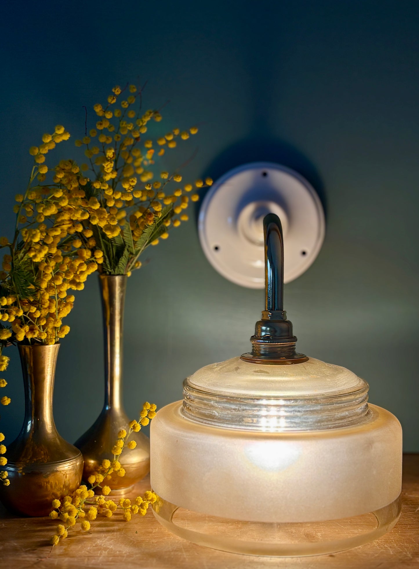 Applique coudée abat-jour vintage en verre dépoli jaune