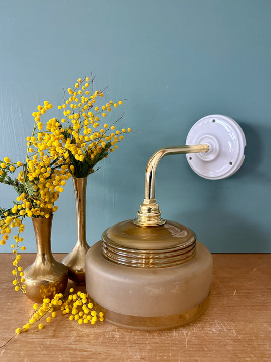 Applique coudée abat-jour vintage en verre dépoli jaune