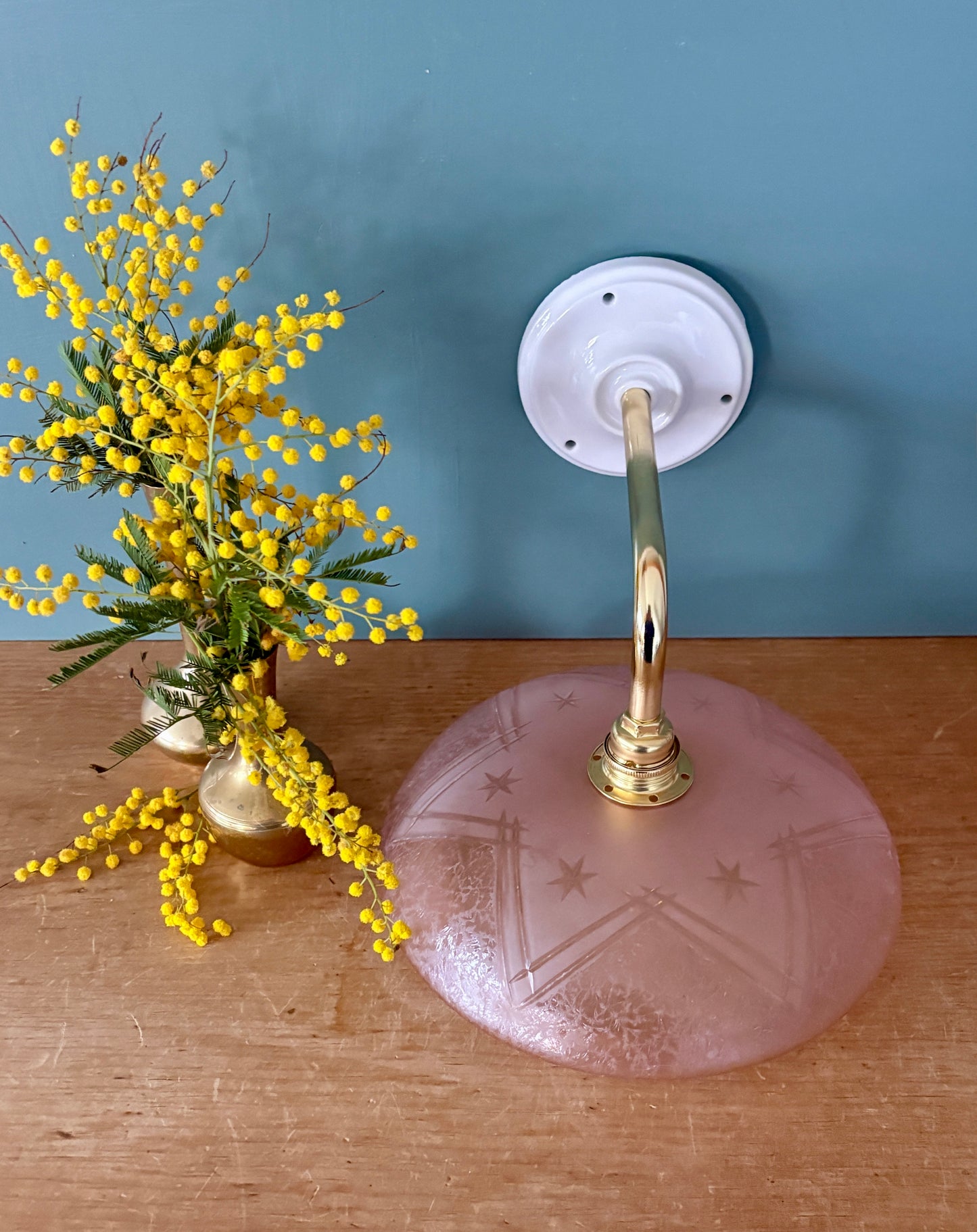 Applique coudée abat-jour vintage en verre dépoli rose