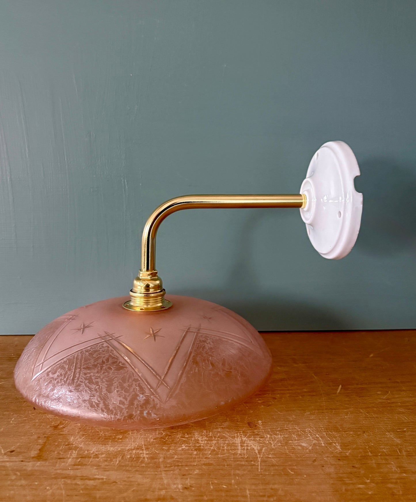 Applique coudée abat-jour vintage en verre dépoli rose