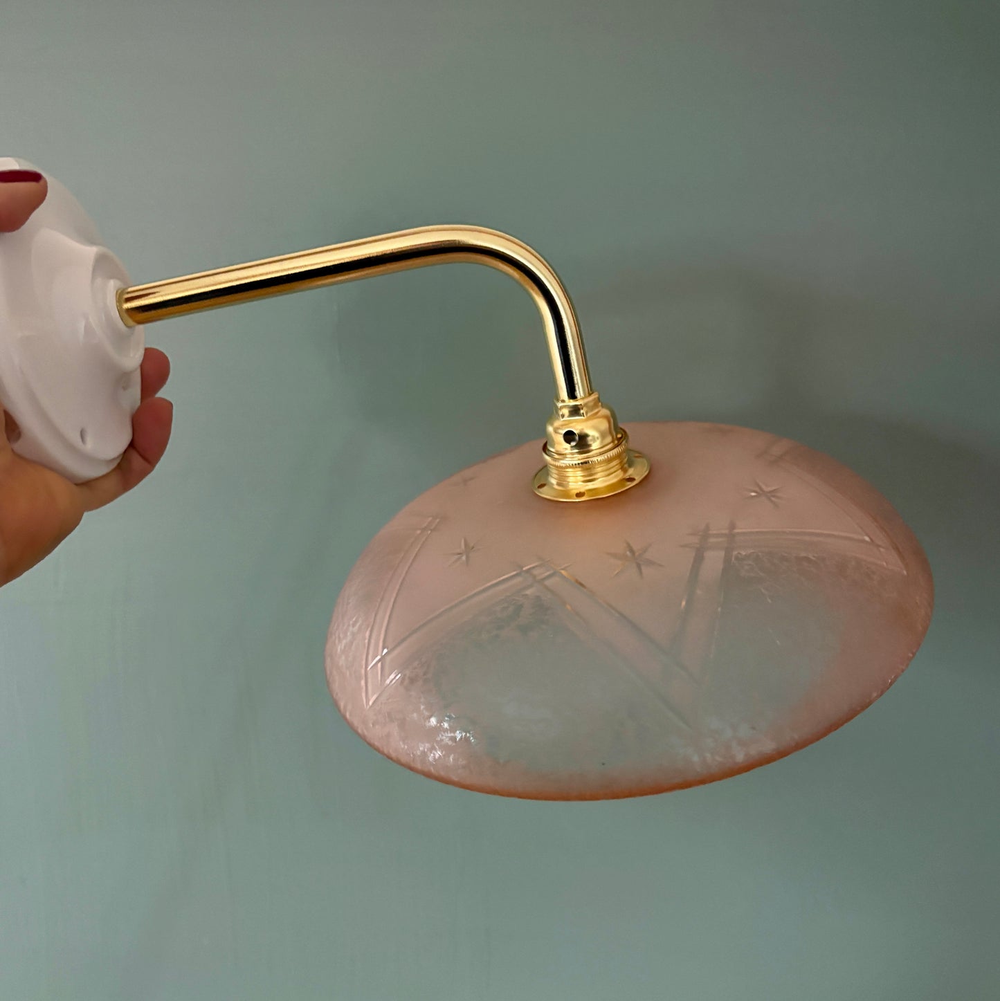 Applique coudée abat-jour vintage en verre dépoli rose
