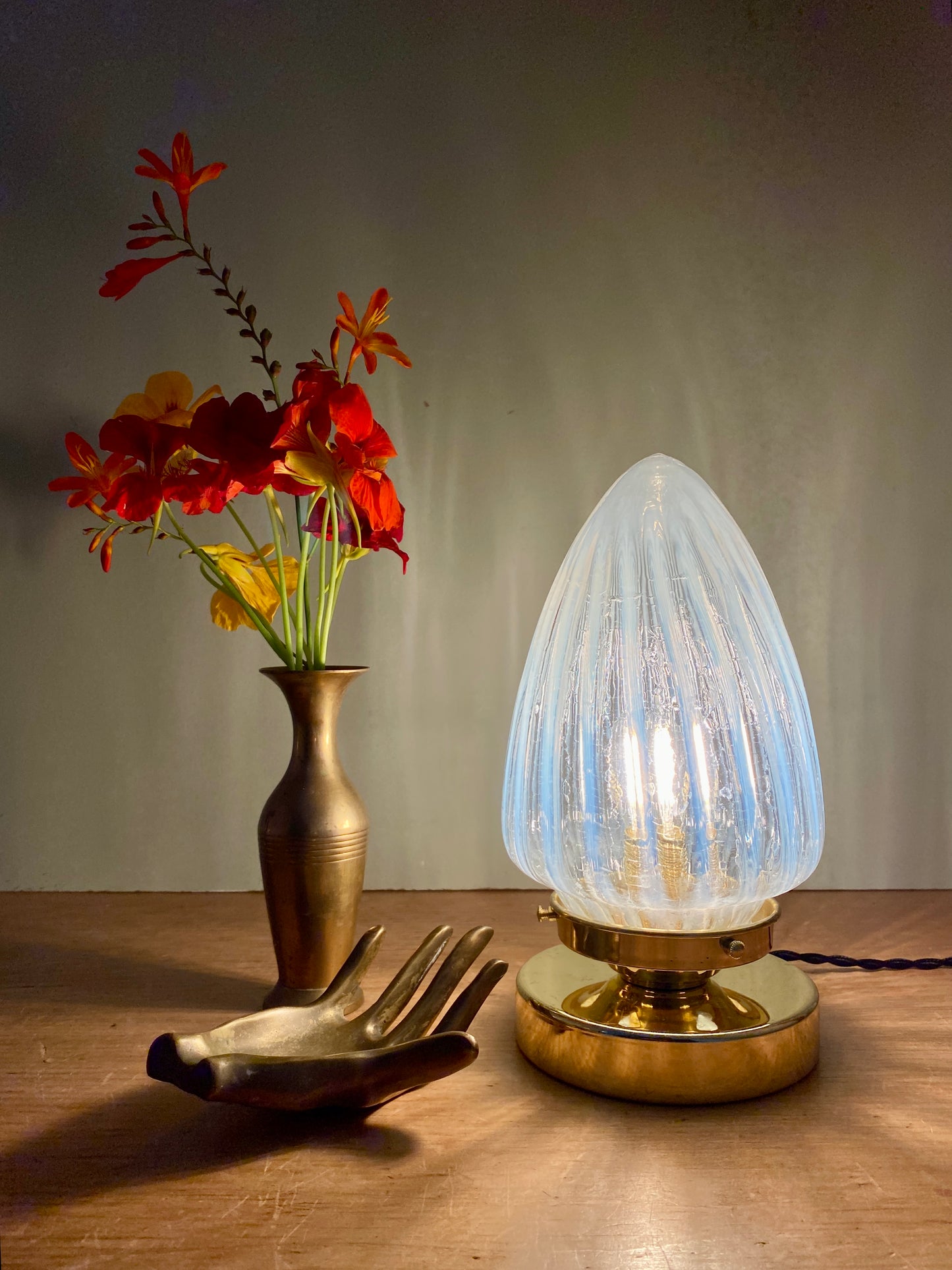 Lampe à poser globe vintage art déco en verre laiteux