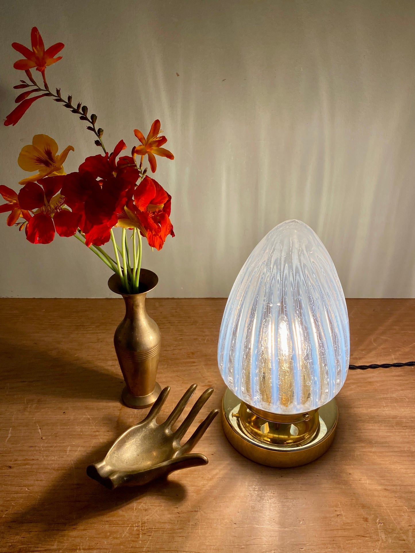 Lampe à poser globe vintage art déco en verre laiteux