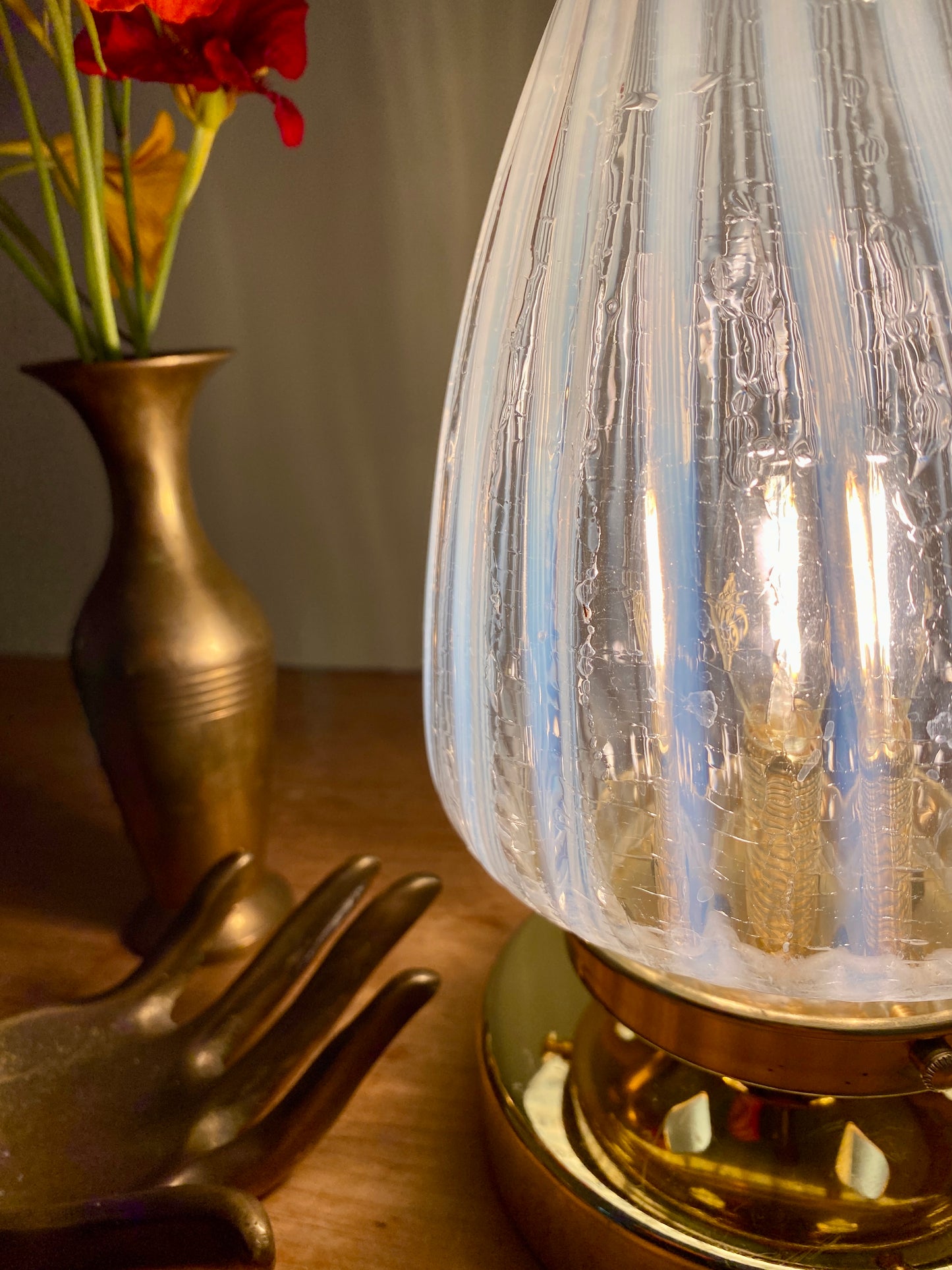 Lampe à poser globe vintage art déco en verre laiteux