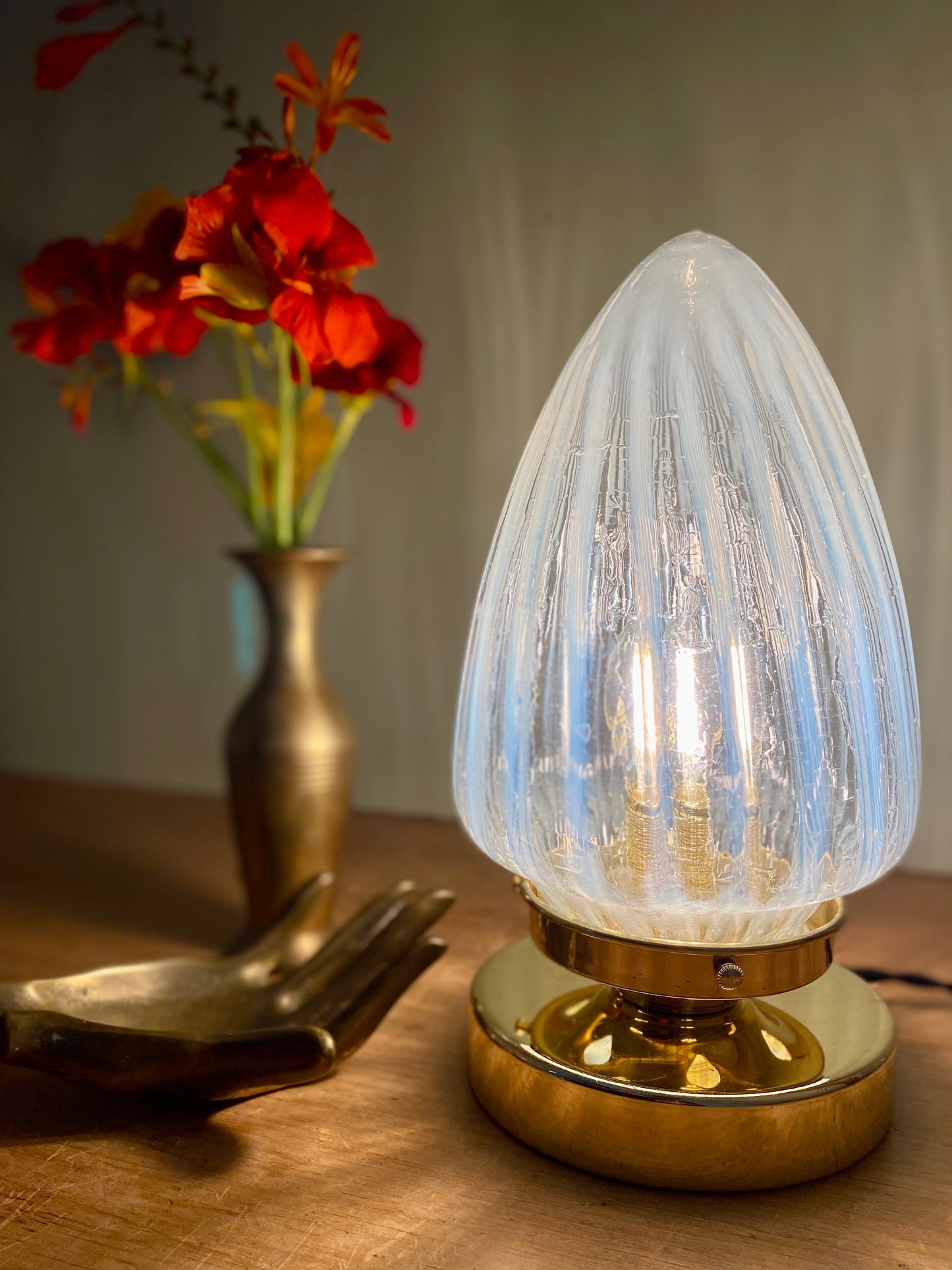 Lampe à poser globe vintage art déco en verre laiteux