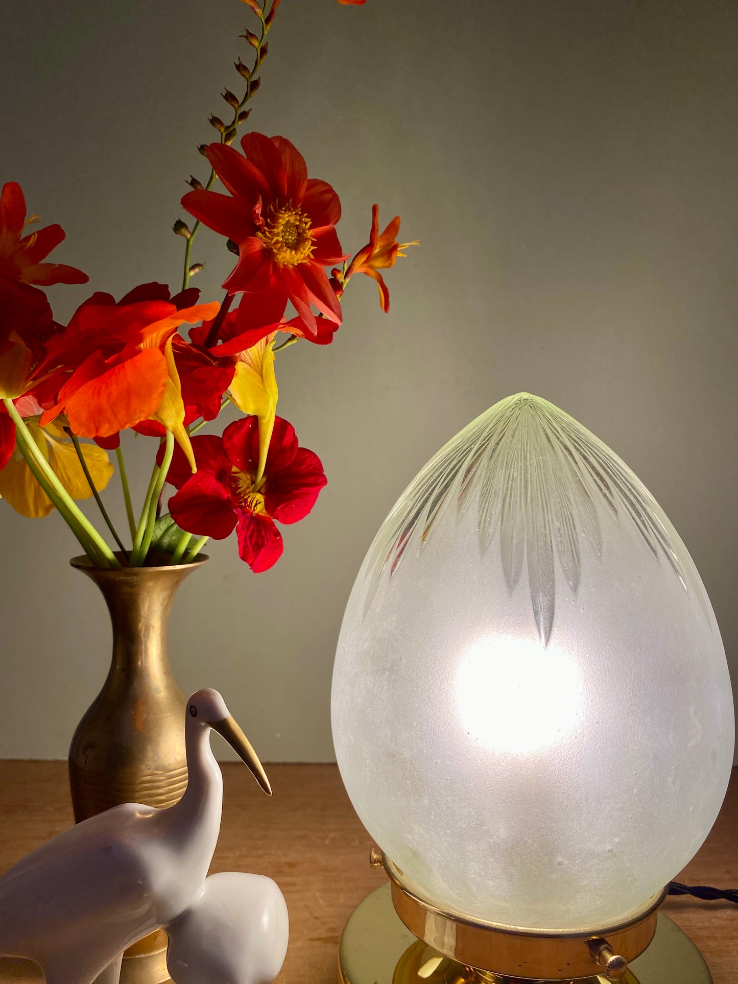 Lampe à poser globe vintage art déco en verre dépoli