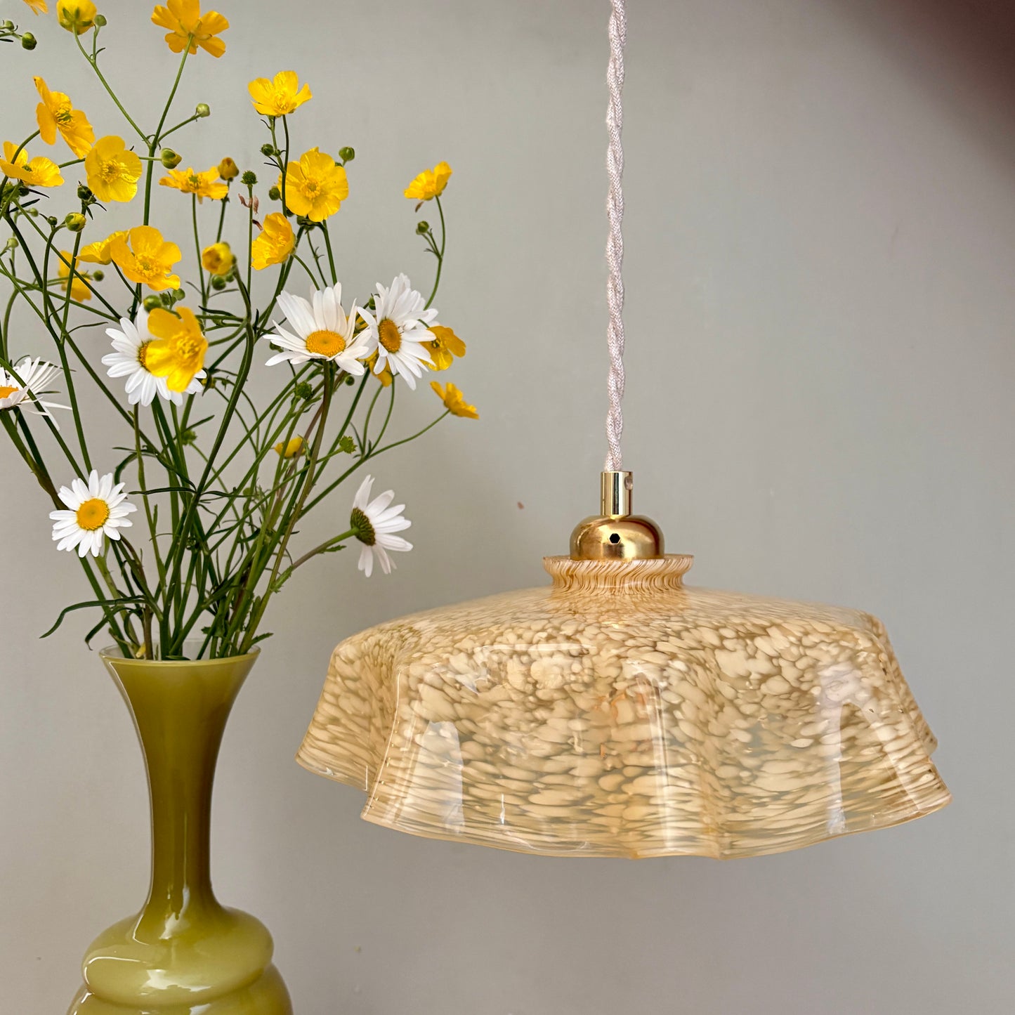 Suspension abat-jour vintage en verre de Clichy jaune
