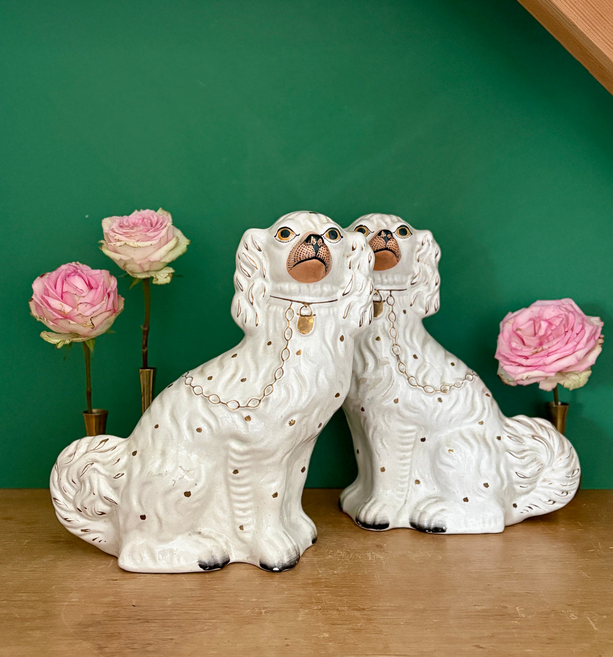Paire de Chiens type Staffordshire en céramique blanche et dorée