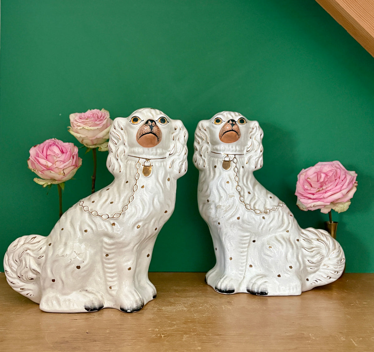 Paire de Chiens type Staffordshire en céramique blanche et dorée