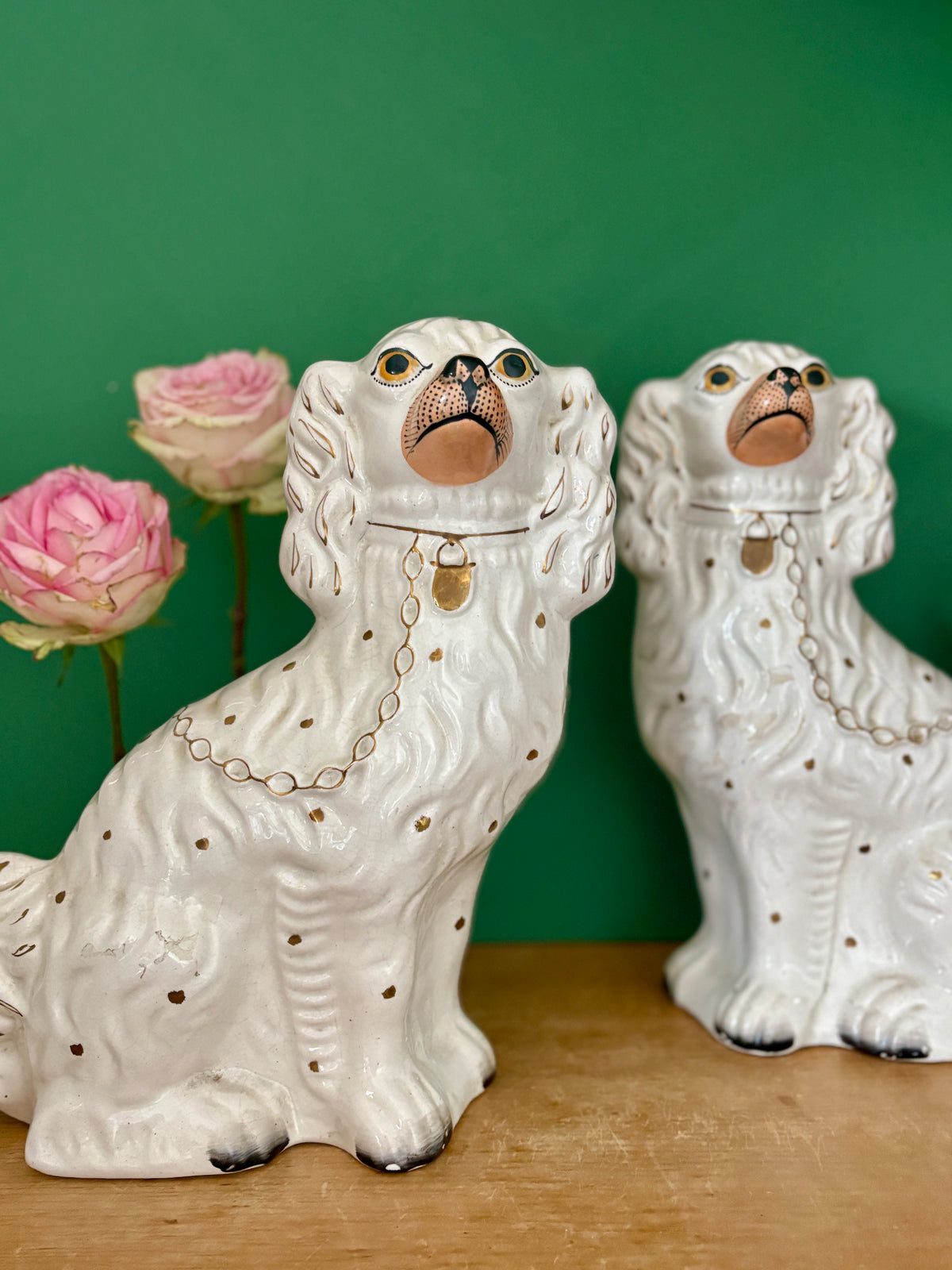 Paire de Chiens type Staffordshire en céramique blanche et dorée