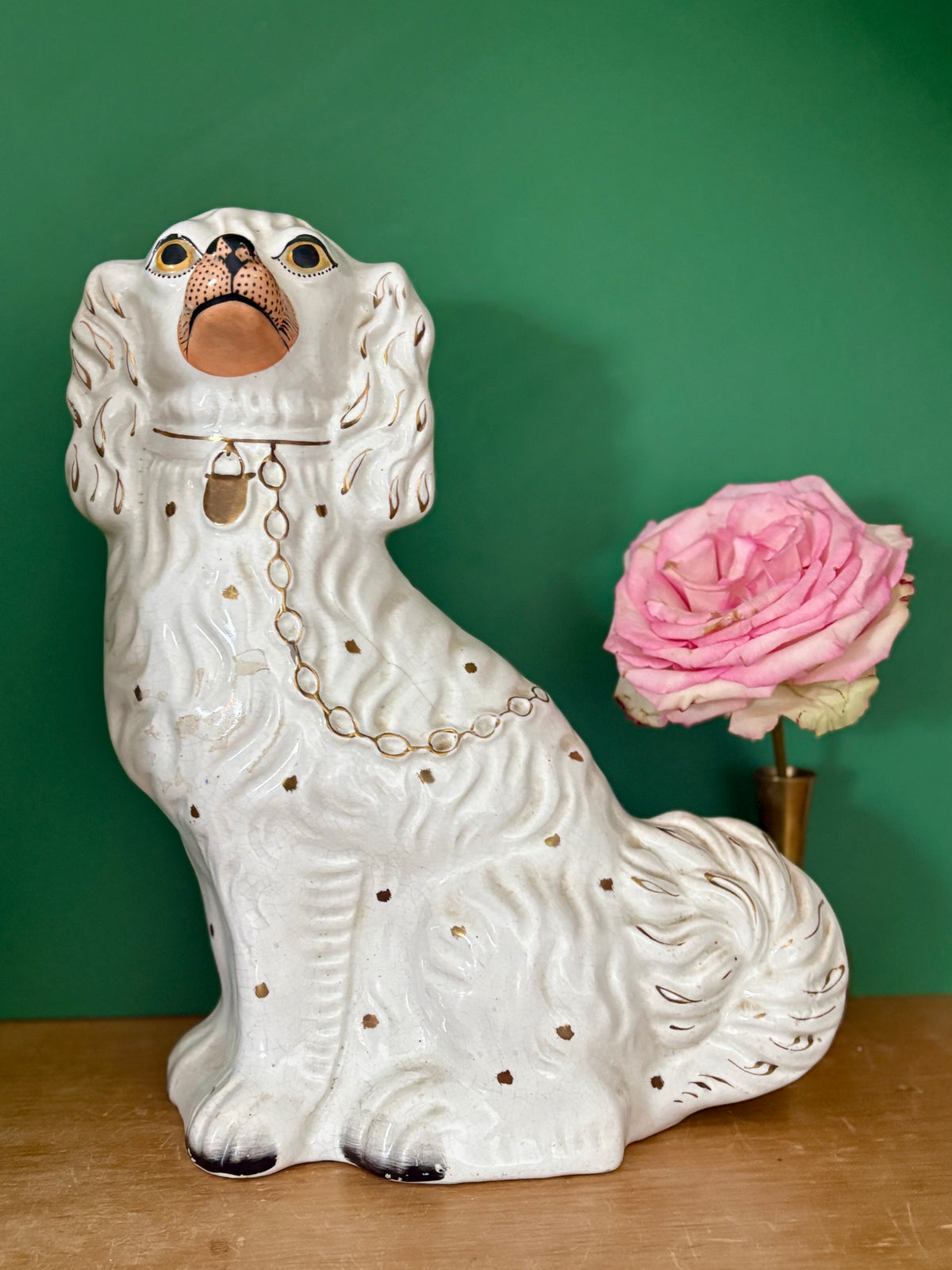 Paire de Chiens type Staffordshire en céramique blanche et dorée