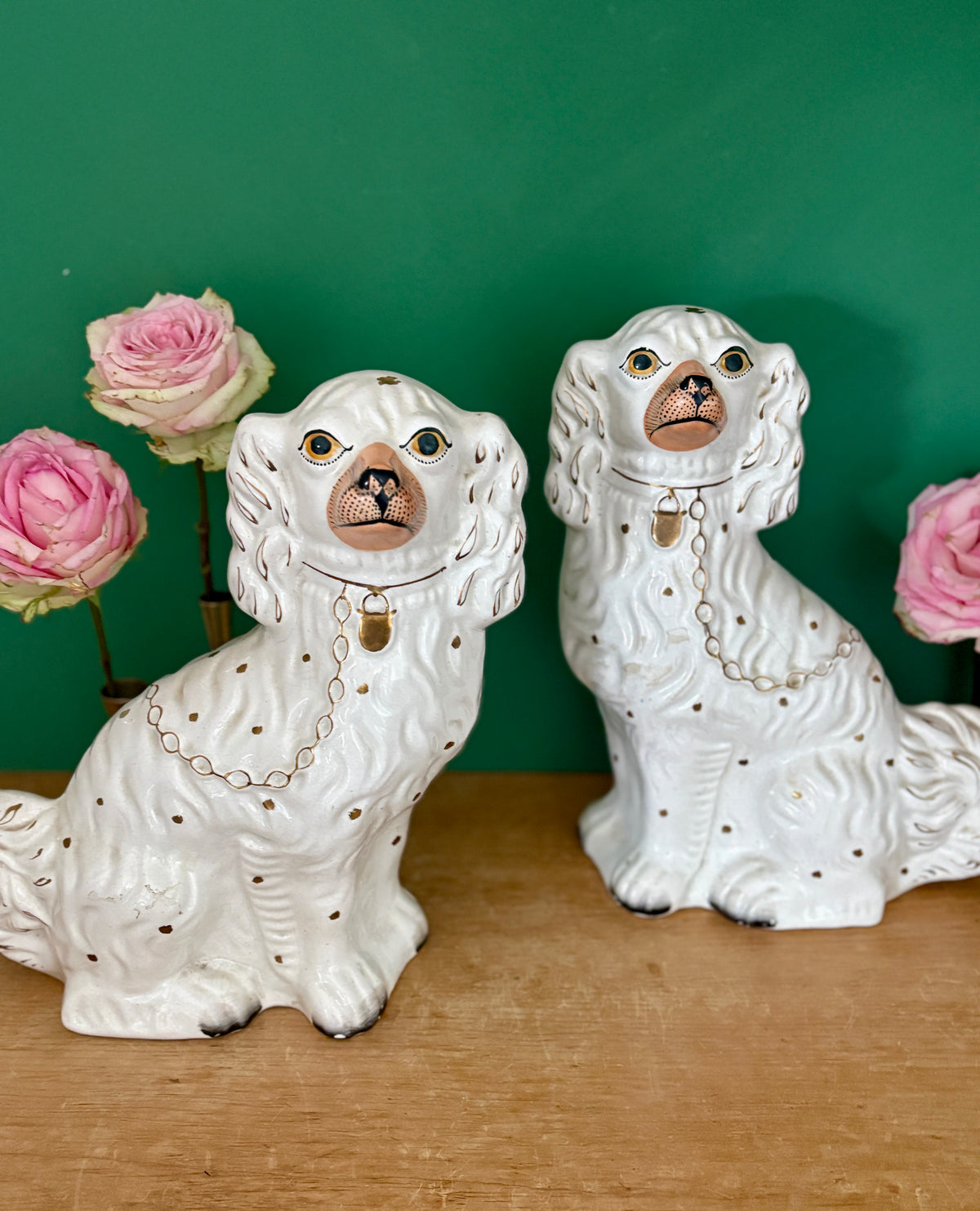 Paire de Chiens type Staffordshire en céramique blanche et dorée