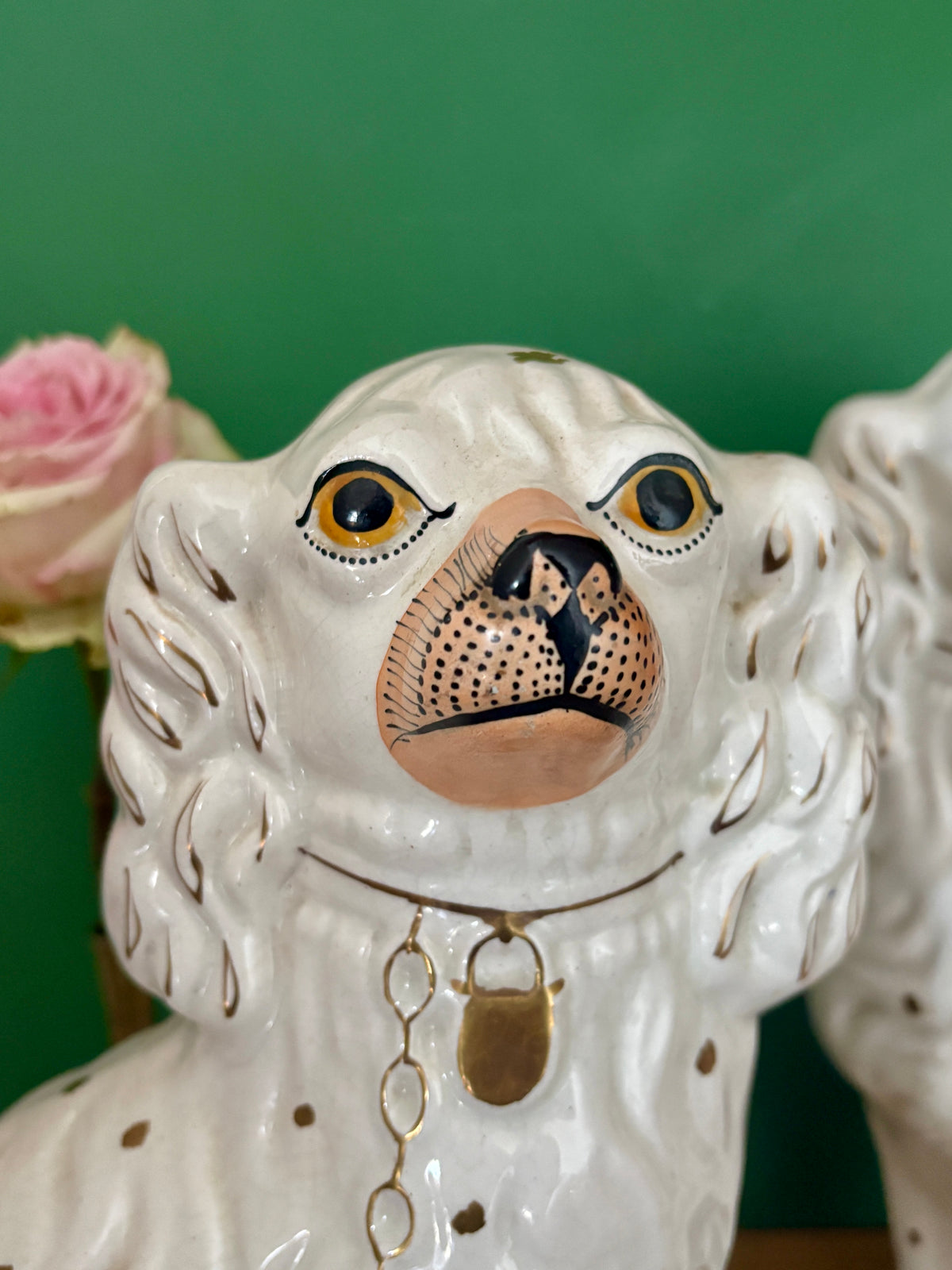 Paire de Chiens type Staffordshire en céramique blanche et dorée