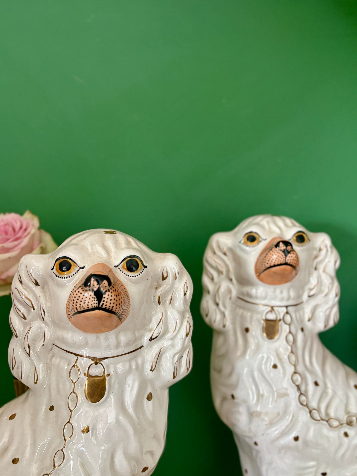 Paire de Chiens type Staffordshire en céramique blanche et dorée