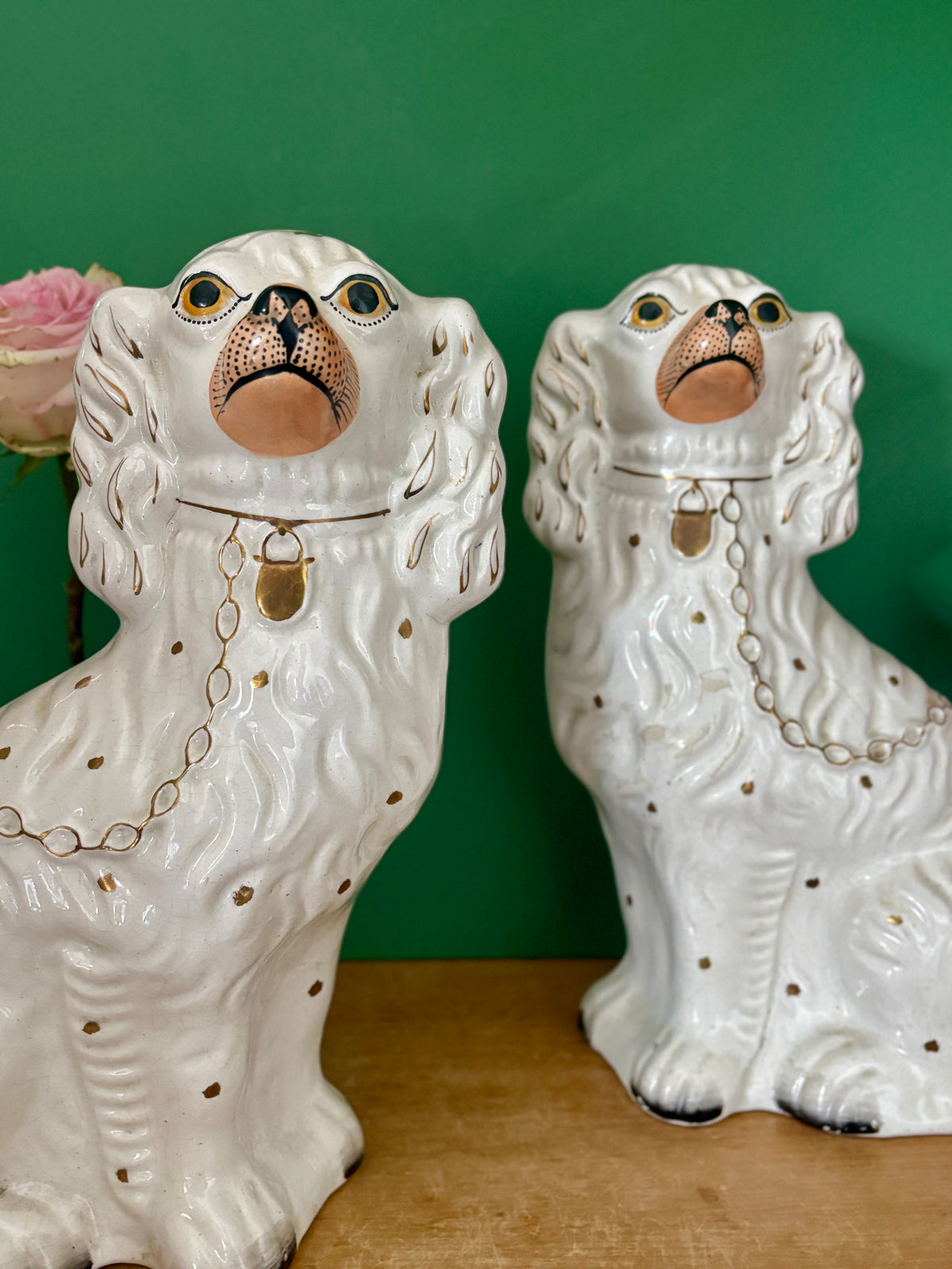 Paire de Chiens type Staffordshire en céramique blanche et dorée