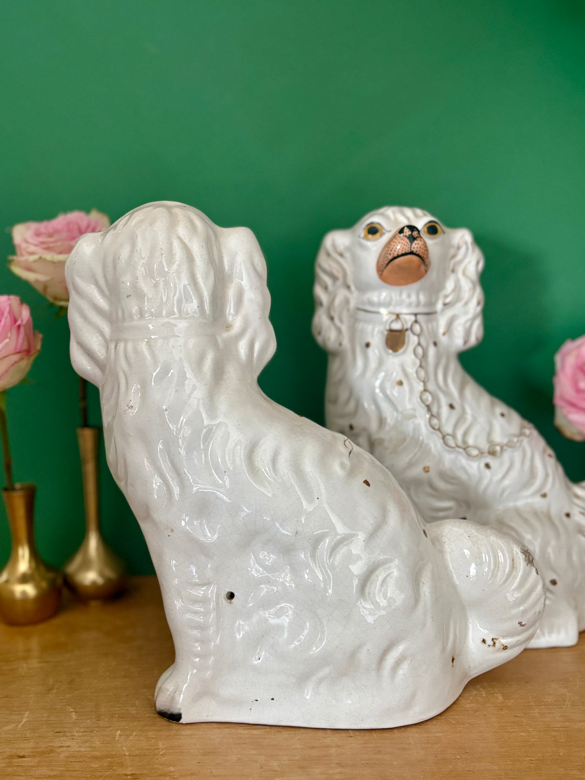 Paire de Chiens type Staffordshire en céramique blanche et dorée