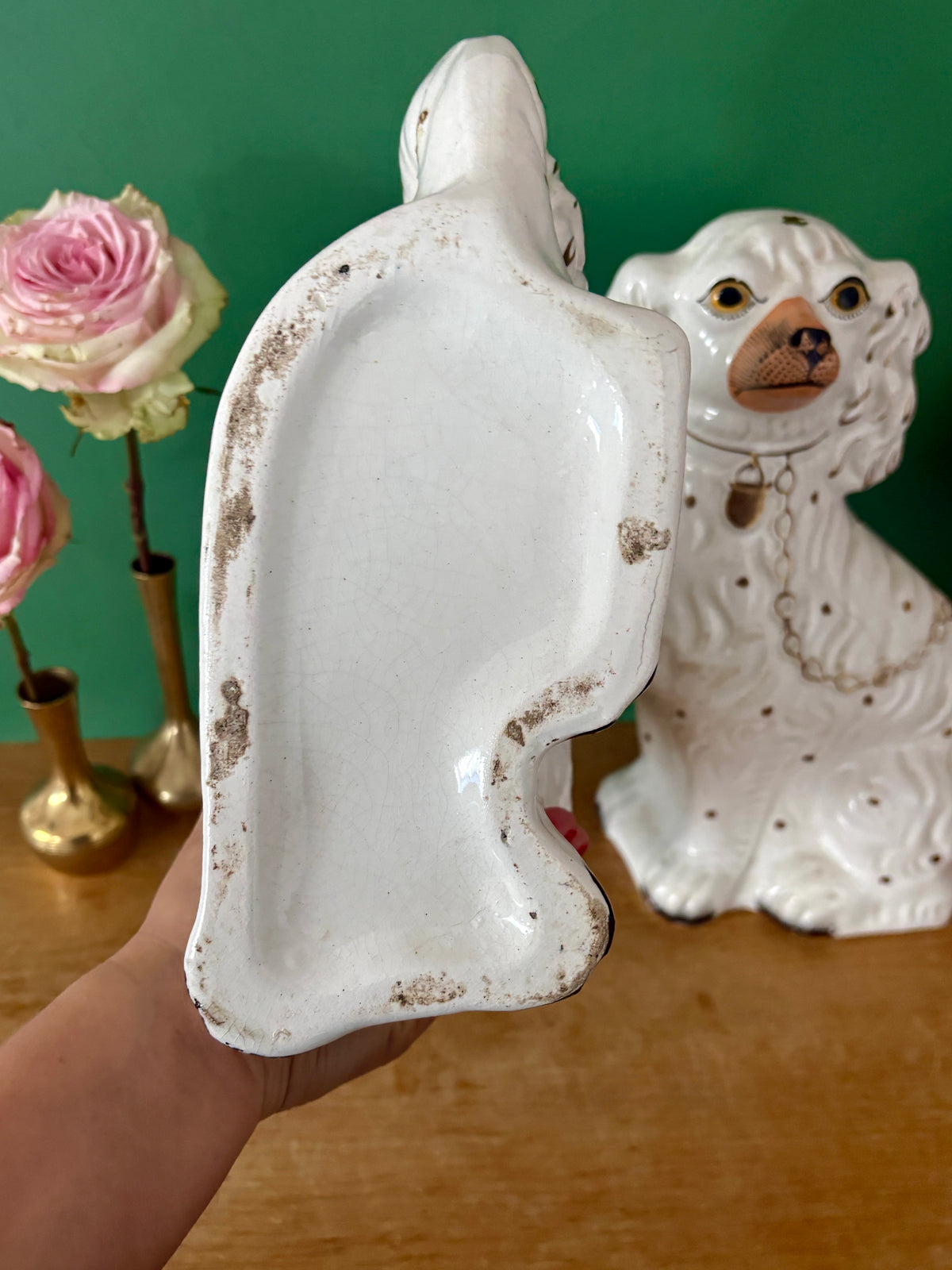 Paire de Chiens type Staffordshire en céramique blanche et dorée