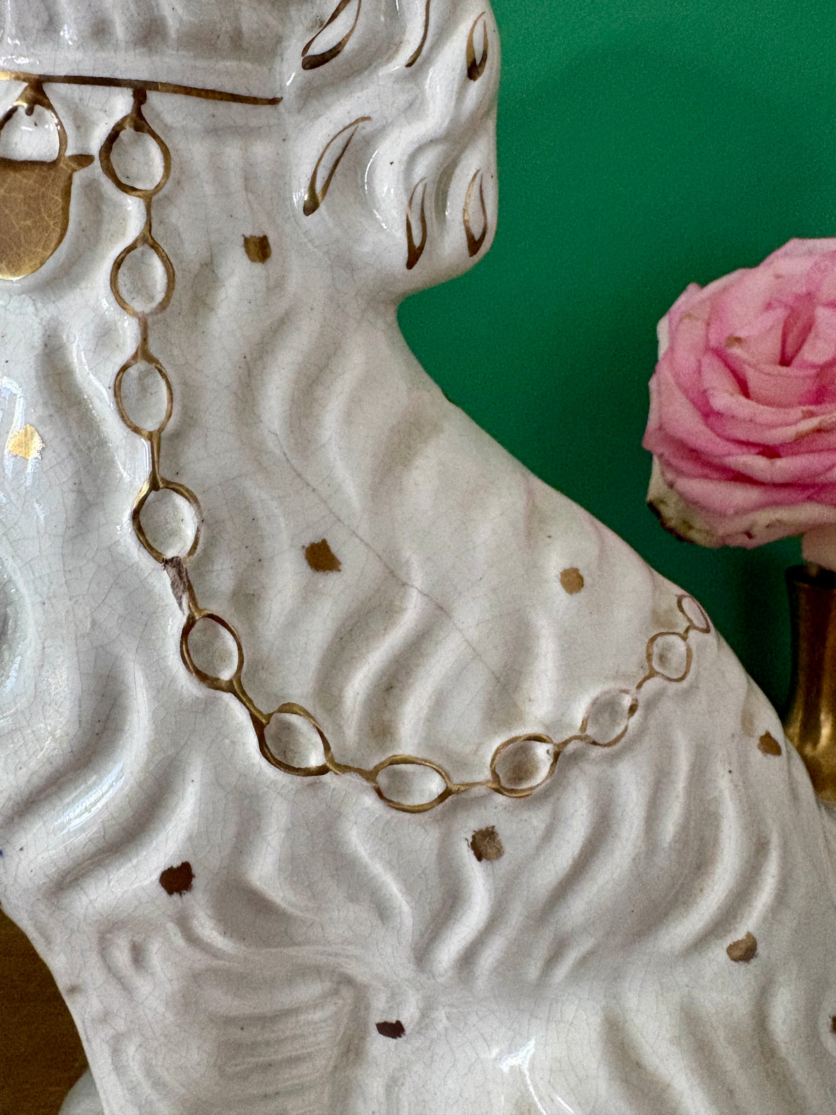 Paire de Chiens type Staffordshire en céramique blanche et dorée
