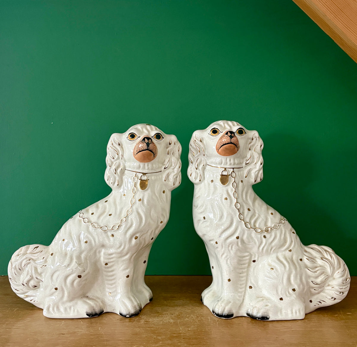 Paire de Chiens type Staffordshire en céramique blanche et dorée