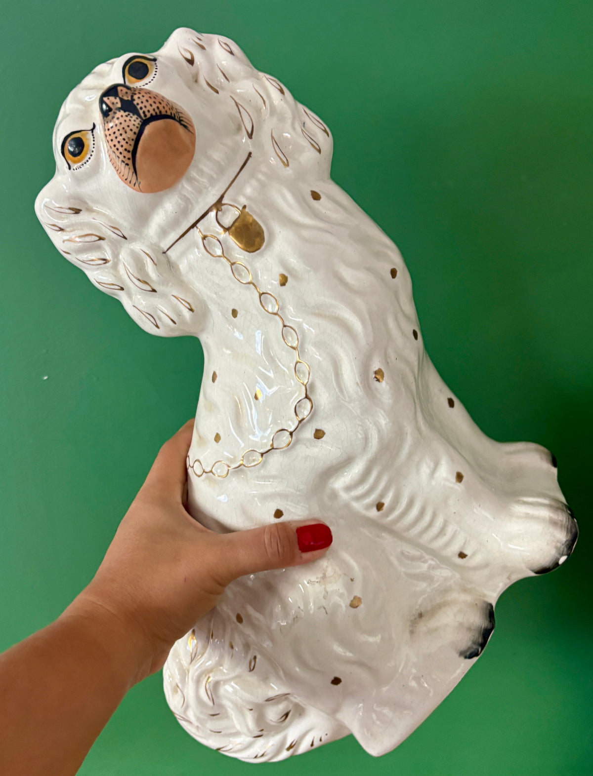 Paire de Chiens type Staffordshire en céramique blanche et dorée