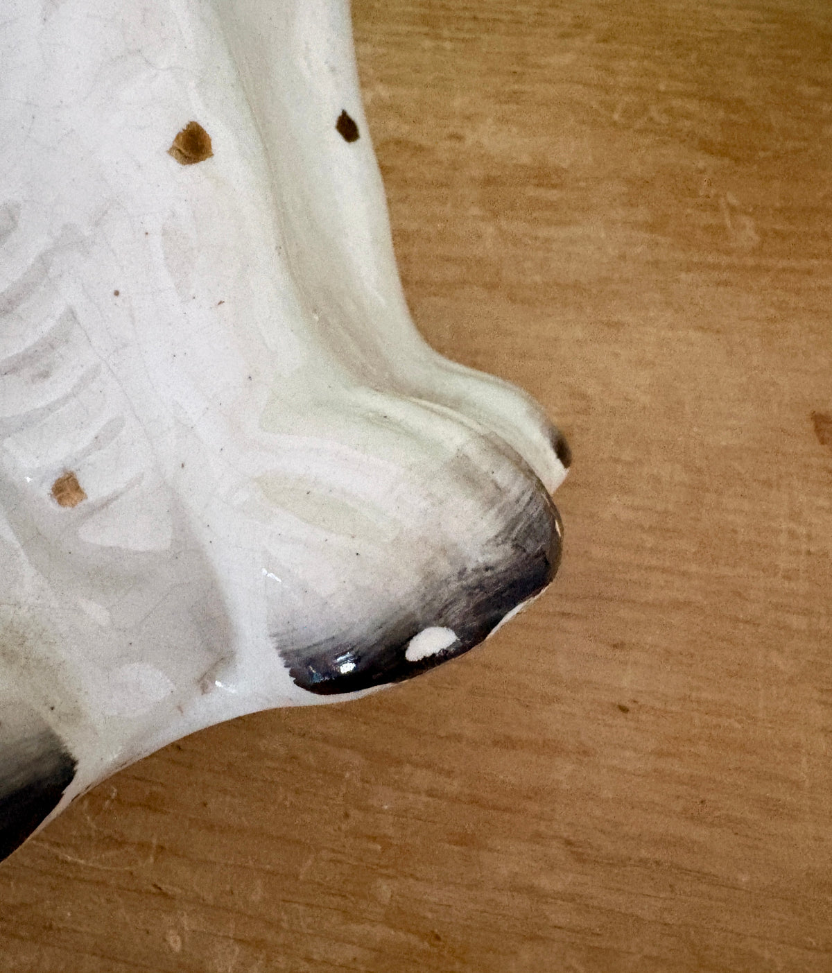 Paire de Chiens type Staffordshire en céramique blanche et dorée