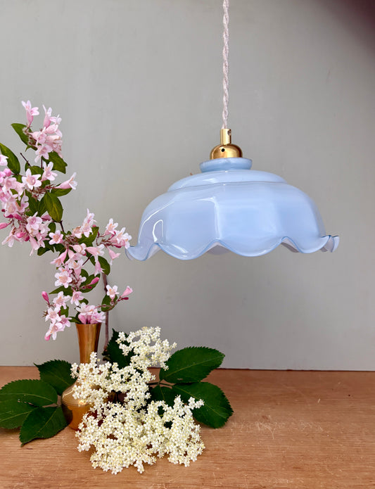 Suspension abat-jour ancien en opaline bleue