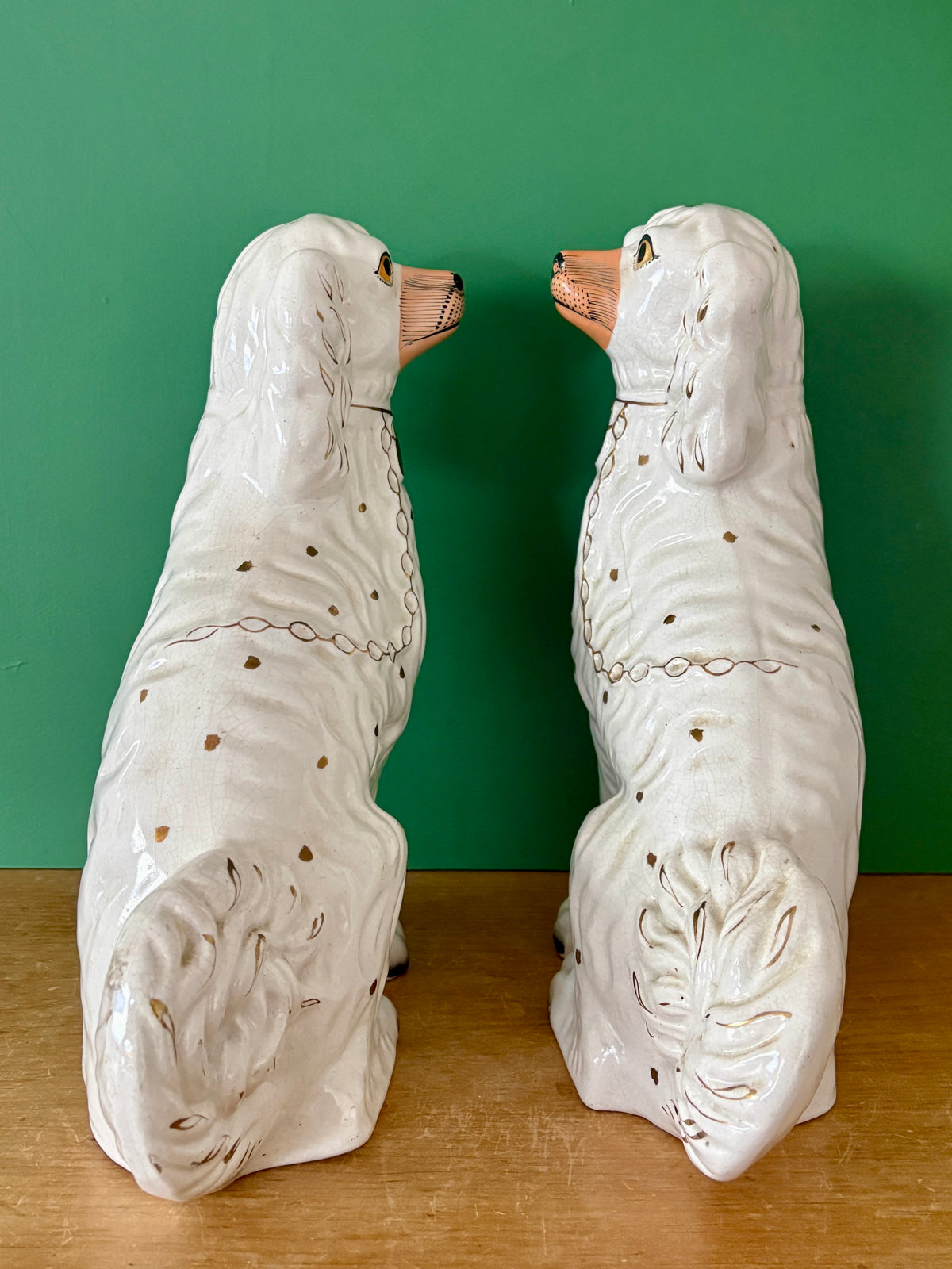 Paire de Chiens type Staffordshire en céramique blanche et dorée