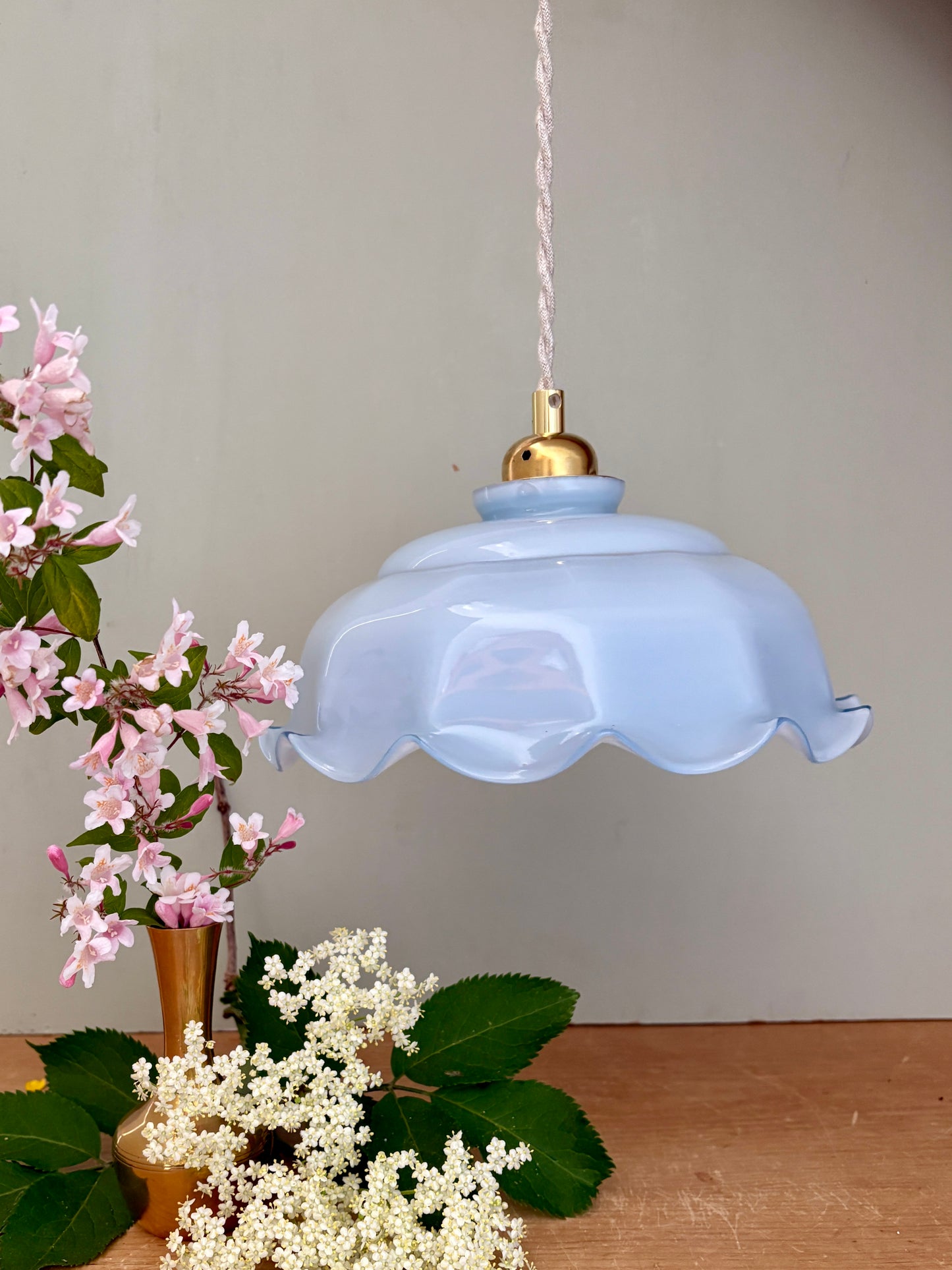 Suspension abat-jour ancien en opaline bleue