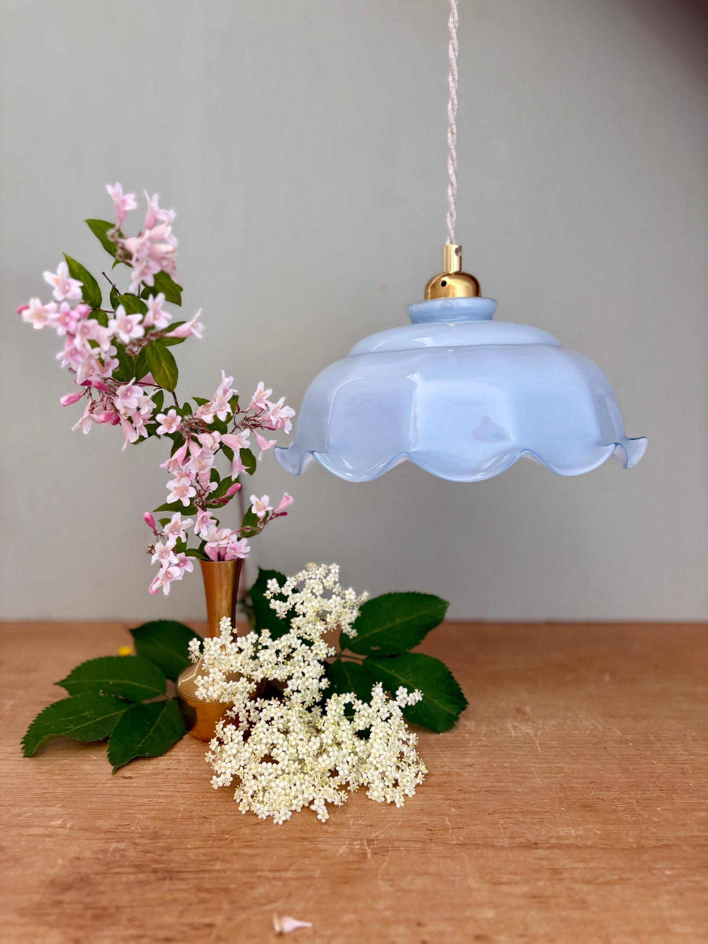 Suspension abat-jour ancien en opaline bleue
