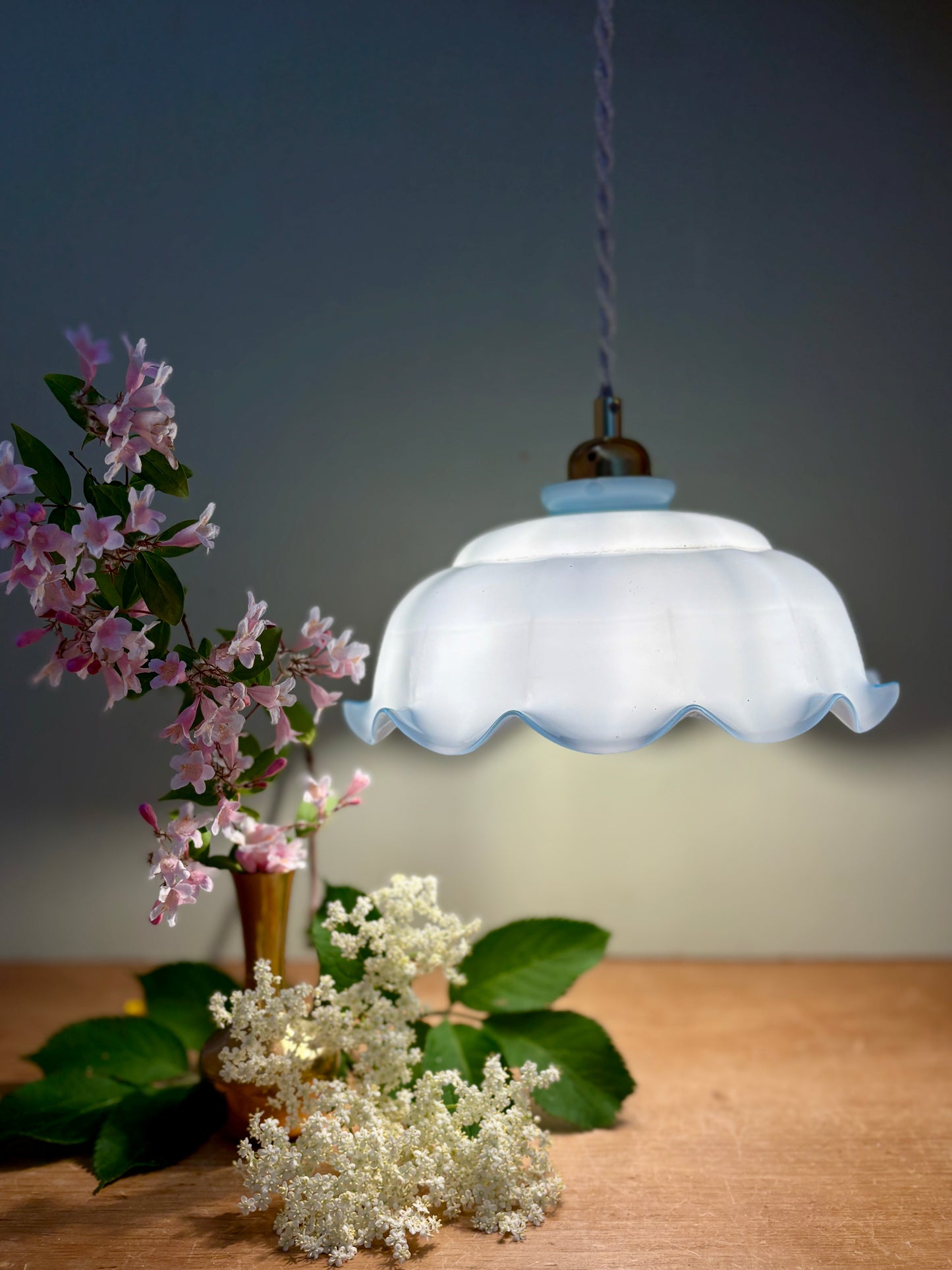 Suspension abat-jour ancien en opaline bleue