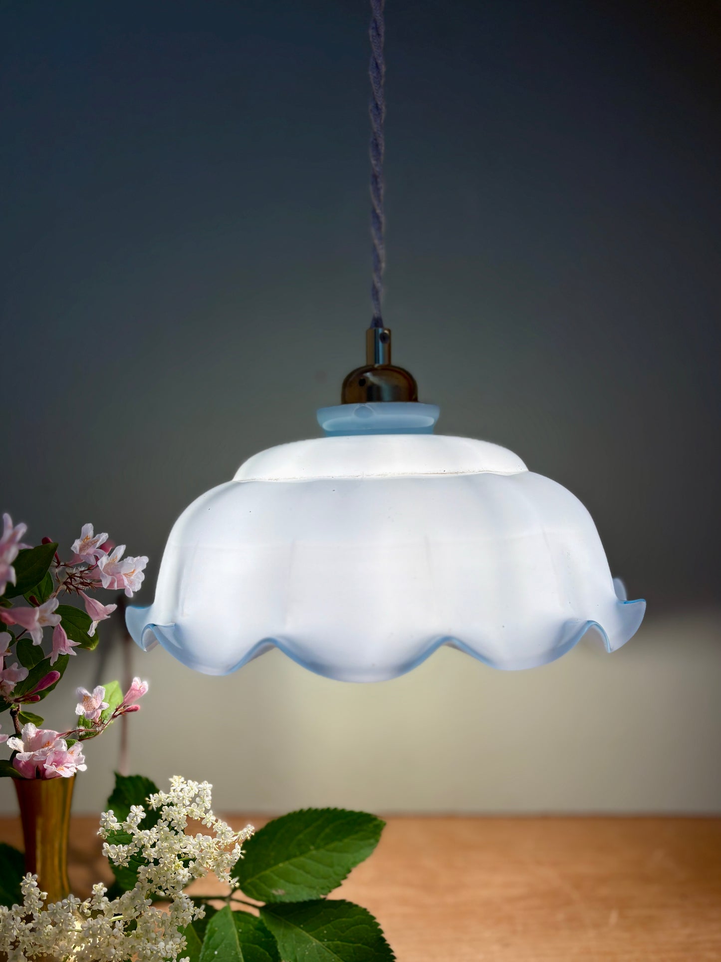 Suspension abat-jour ancien en opaline bleue