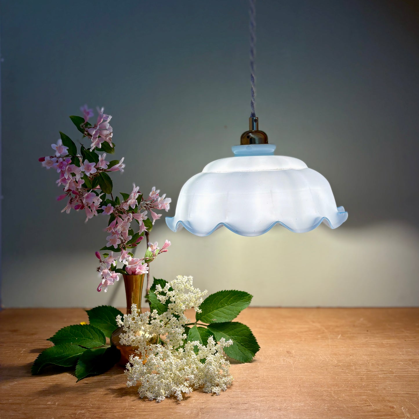 Suspension abat-jour ancien en opaline bleue