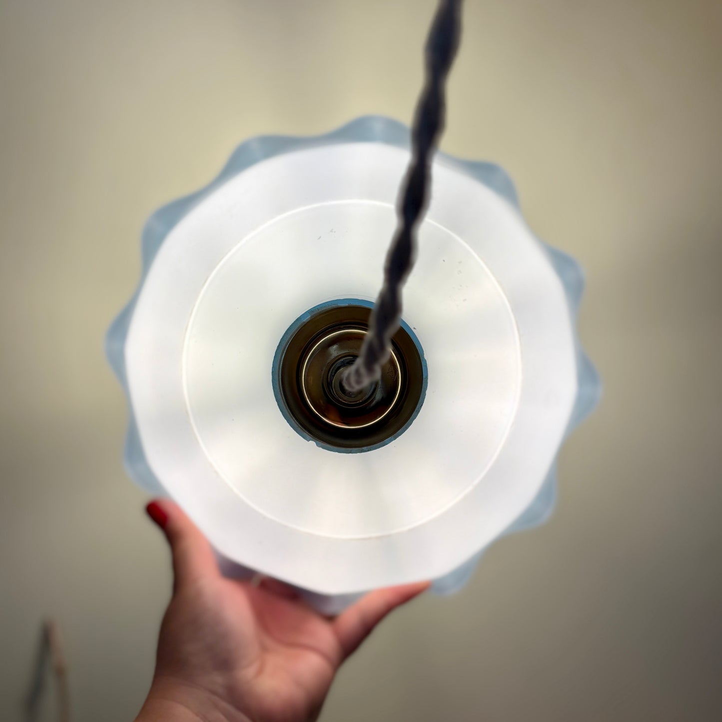 Suspension abat-jour ancien en opaline bleue