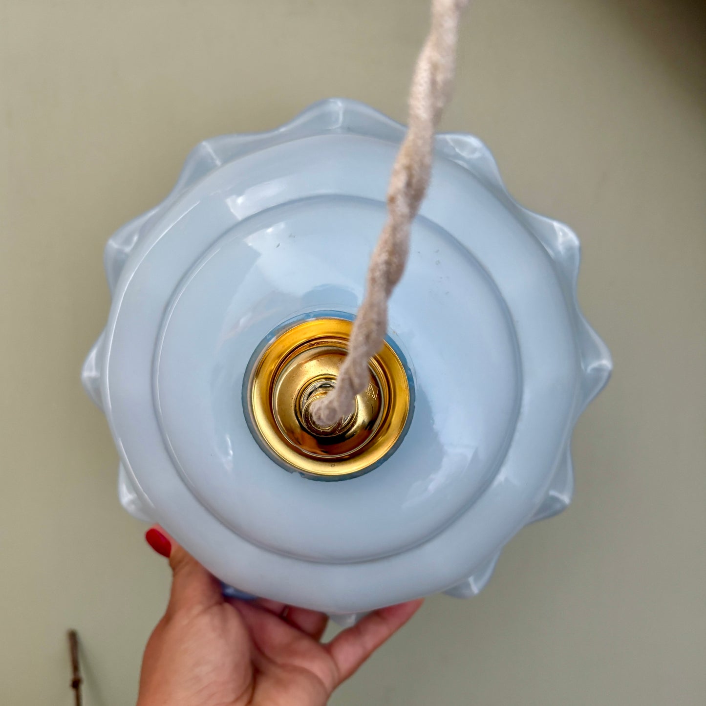 Suspension abat-jour ancien en opaline bleue