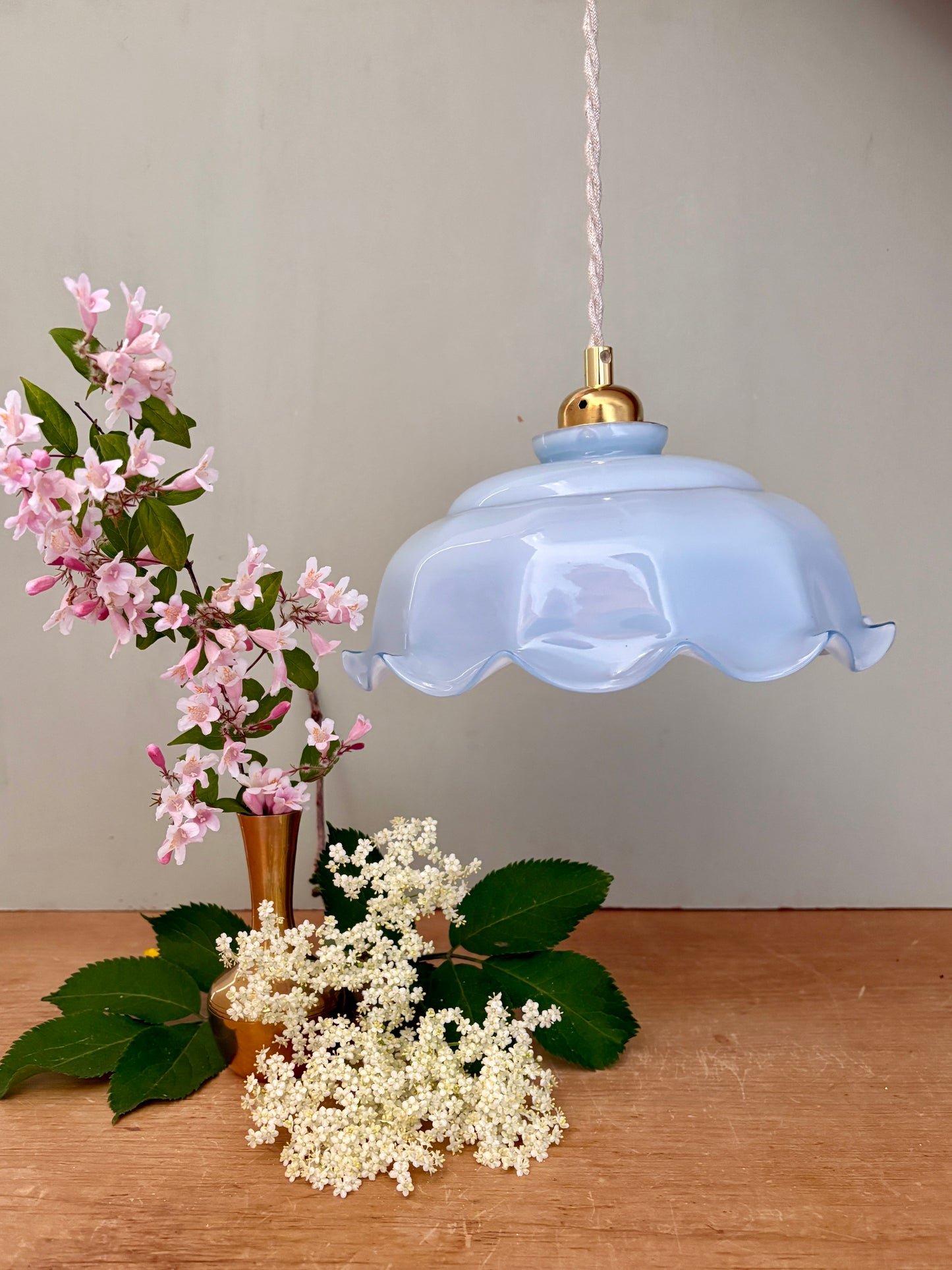 Suspension abat-jour ancien en opaline bleue