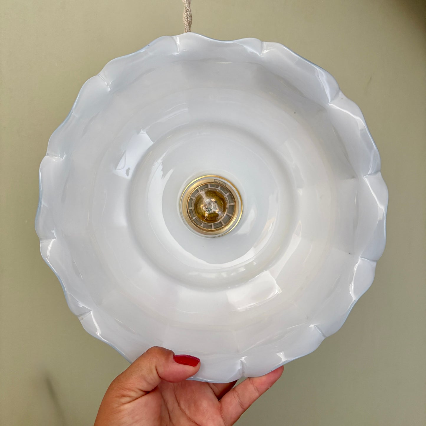 Suspension abat-jour ancien en opaline bleue