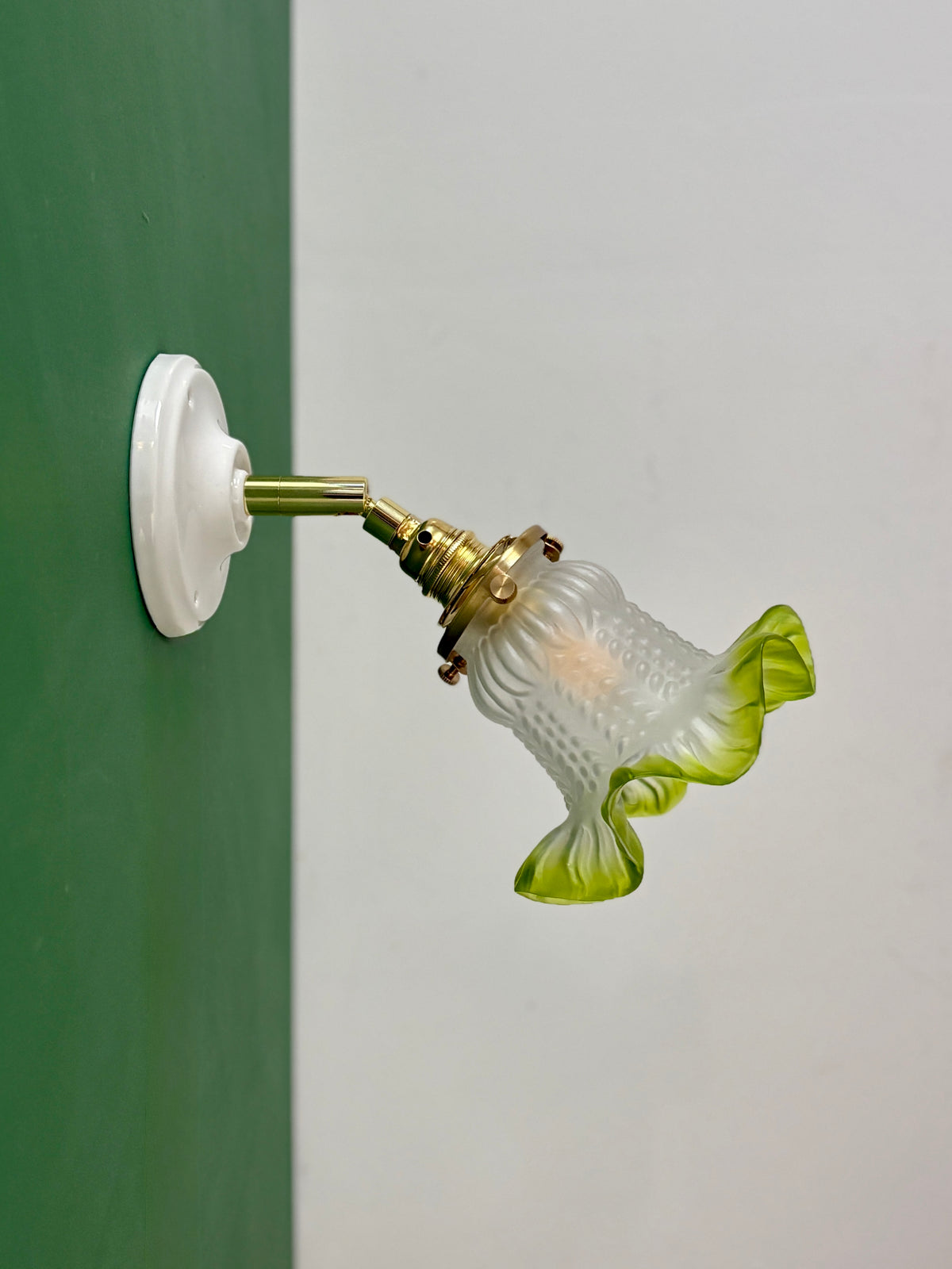 Applique tulipe vintage en verre dépoli vert