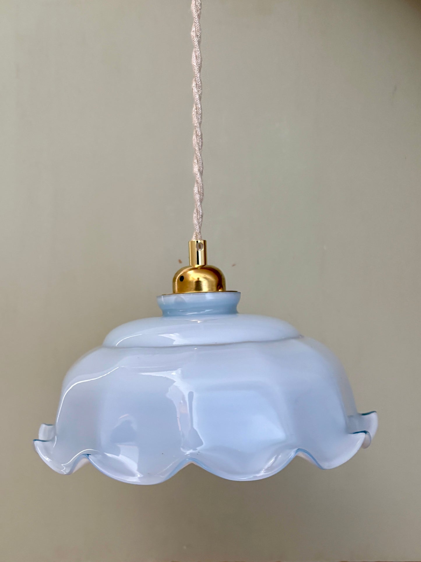 Suspension abat-jour ancien en opaline bleue