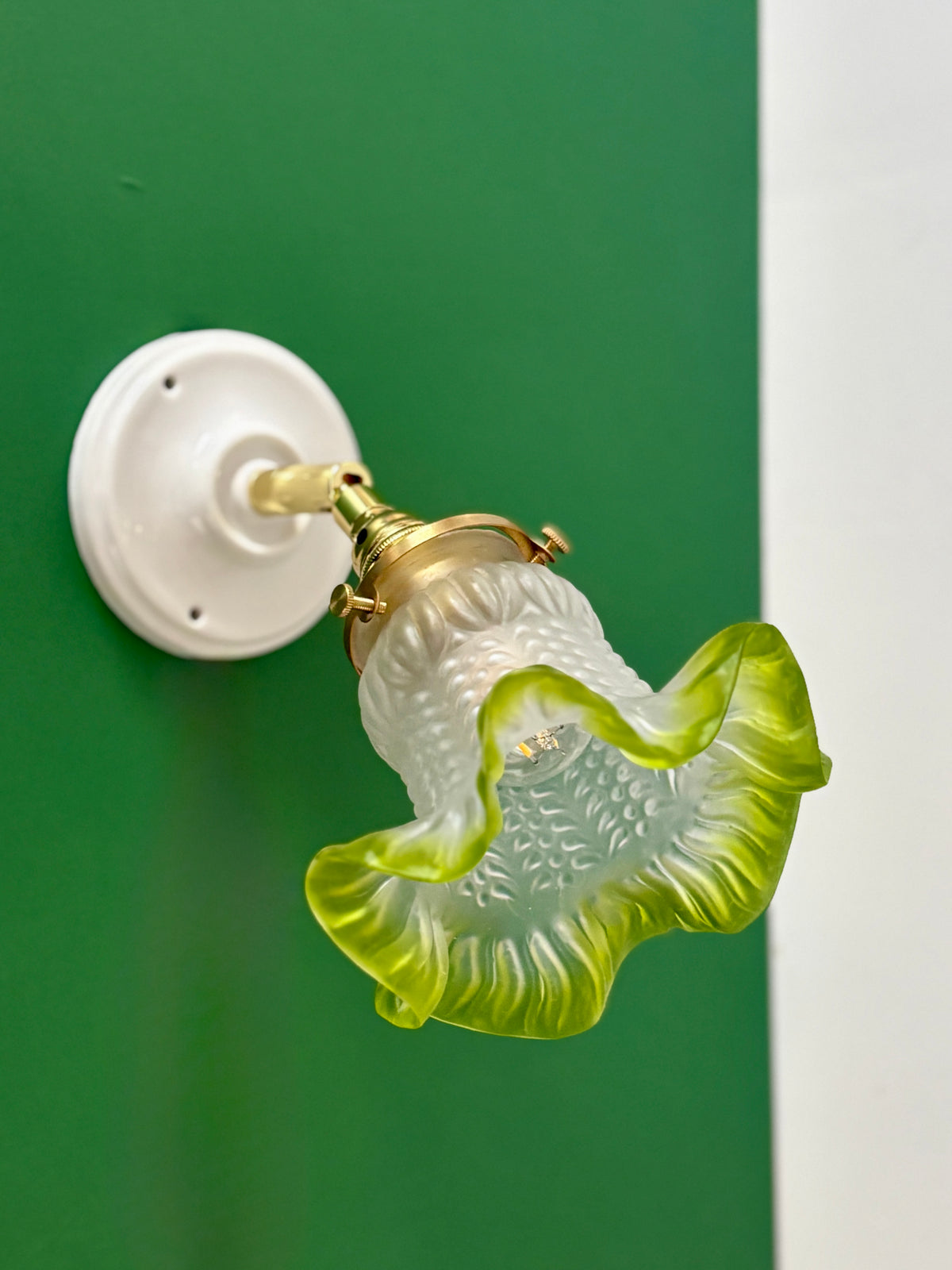 Applique tulipe vintage en verre dépoli vert