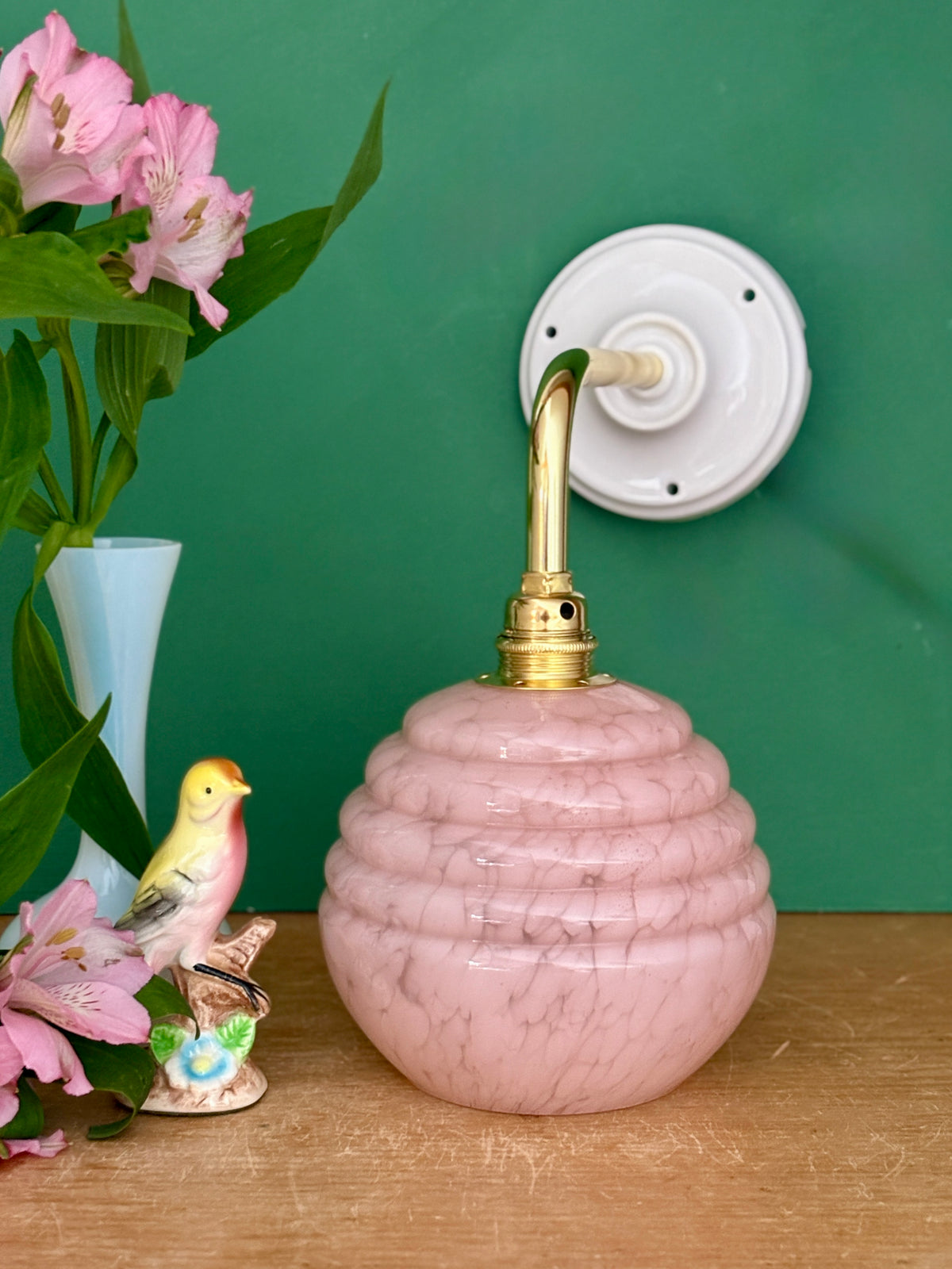 Applique coudée globe vintage en verre de Clichy rose