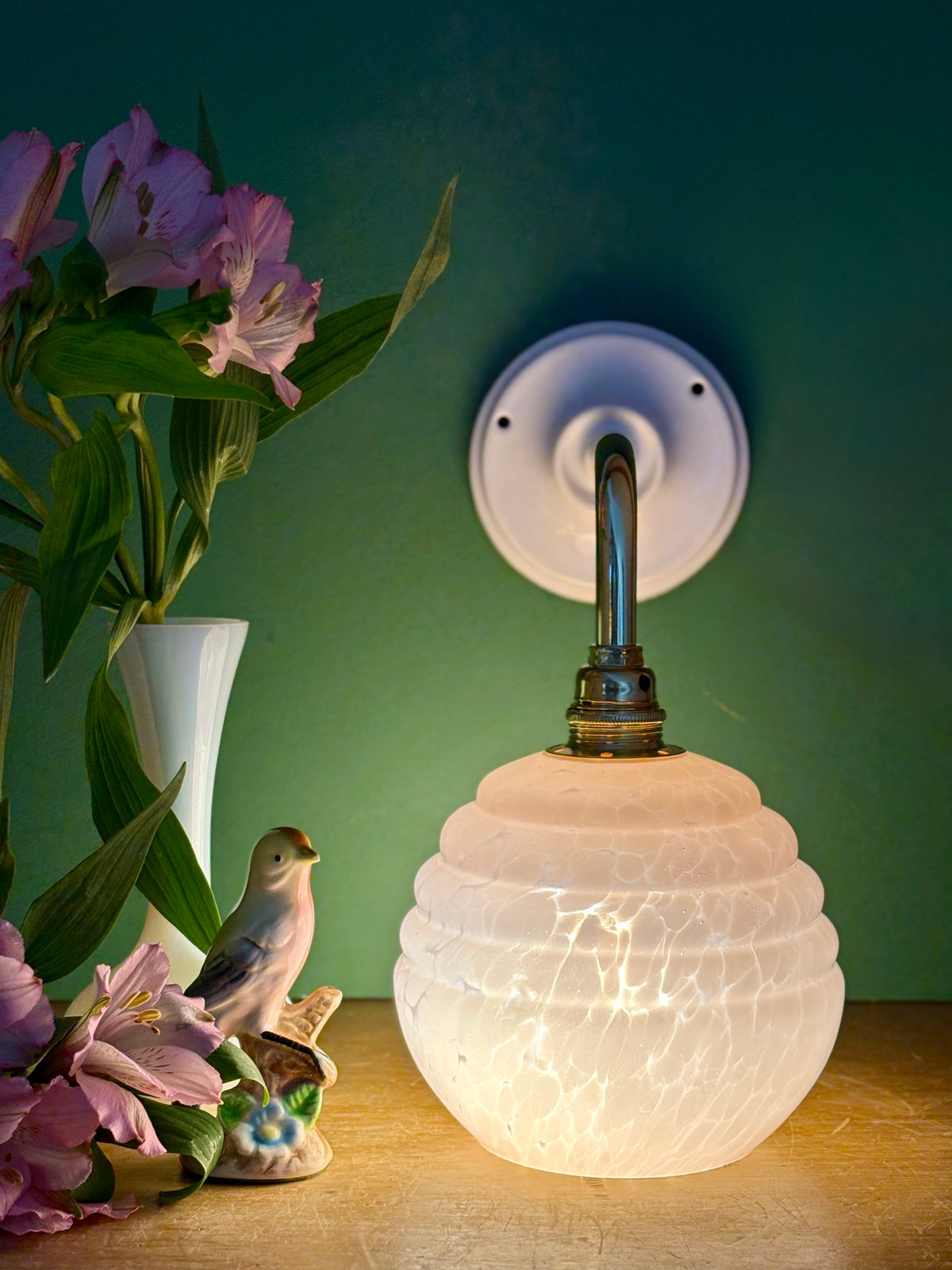 Applique coudée globe vintage en verre de Clichy rose