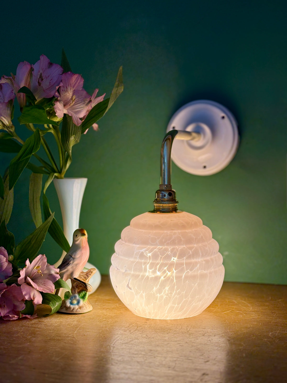 Applique coudée globe vintage en verre de Clichy rose