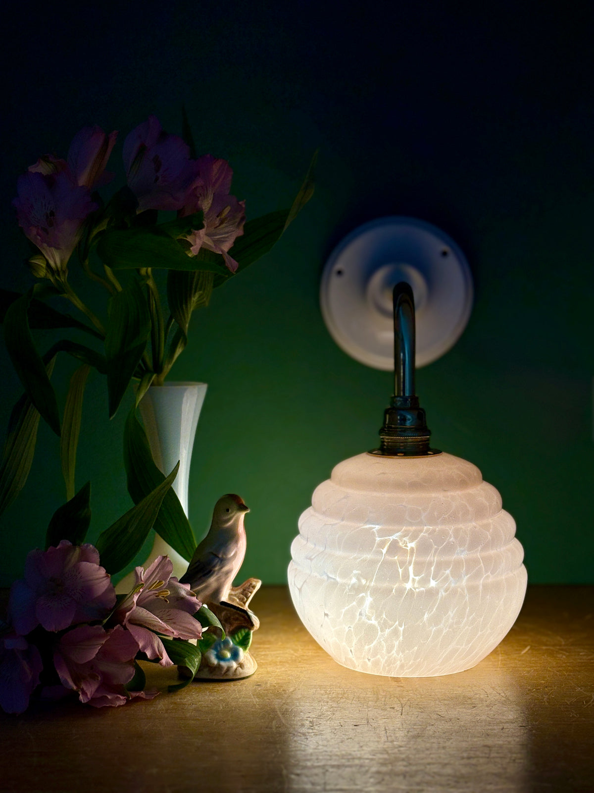 Applique coudée globe vintage en verre de Clichy rose