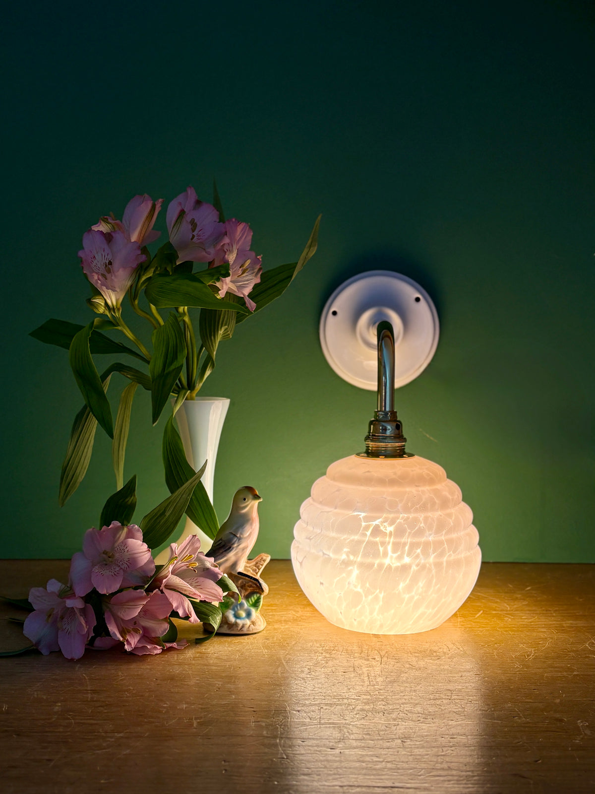 Applique coudée globe vintage en verre de Clichy rose