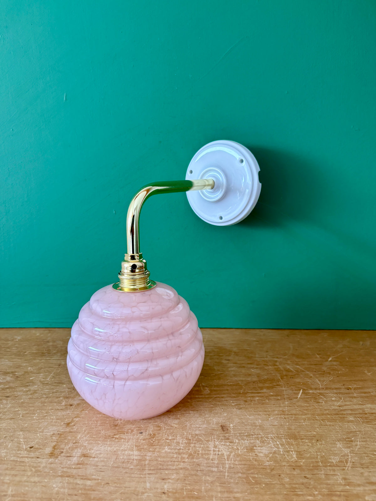 Applique coudée globe vintage en verre de Clichy rose