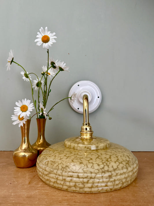 Applique coudée abat-jour vintage en verre de Clichy jaune