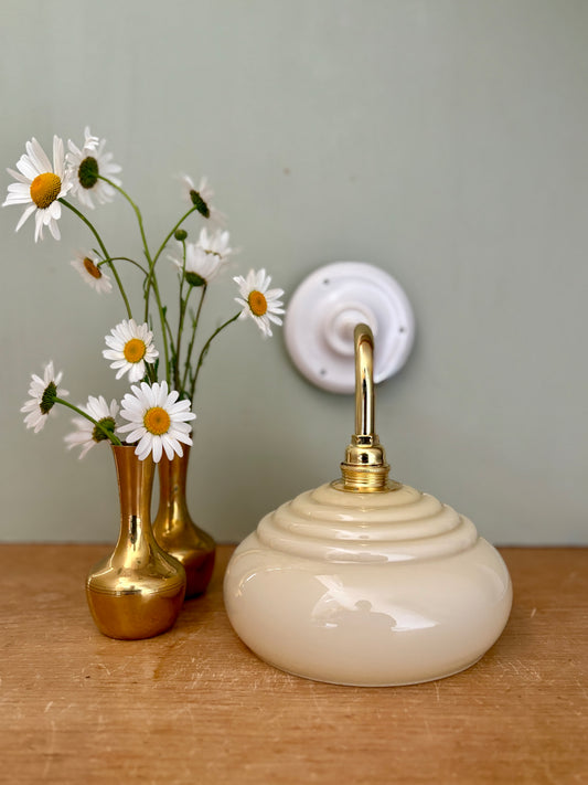Applique coudée abat jour vintage en opaline jaune pâle